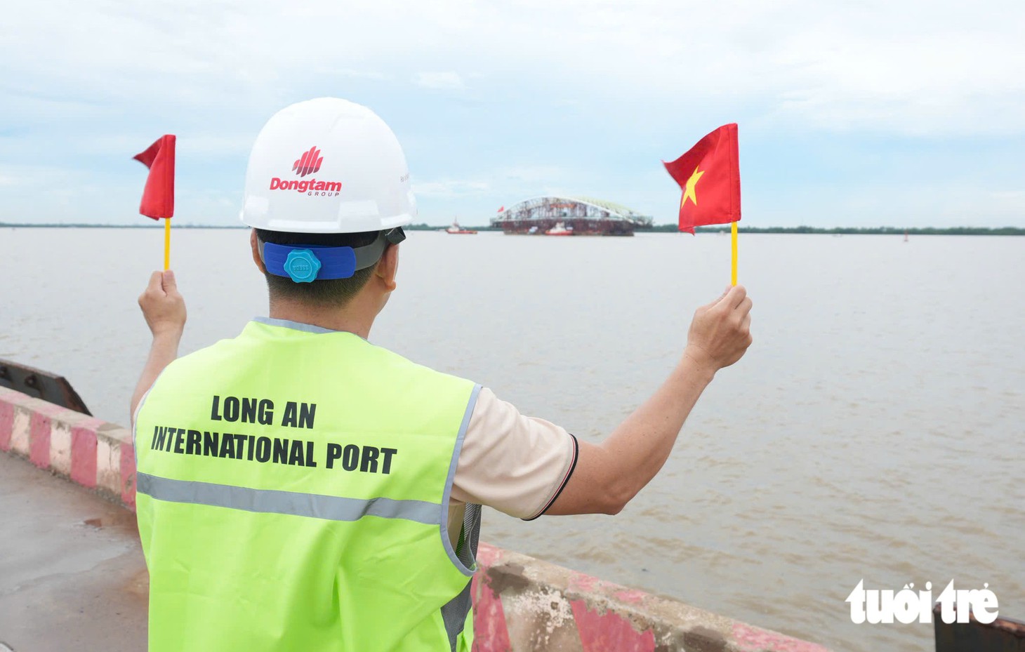 Đoàn lai dắt vòm thép cầu đi bộ qua sông Sài Gòn đi được 65km, đã đến cảng quốc tế Long An - Ảnh 4.