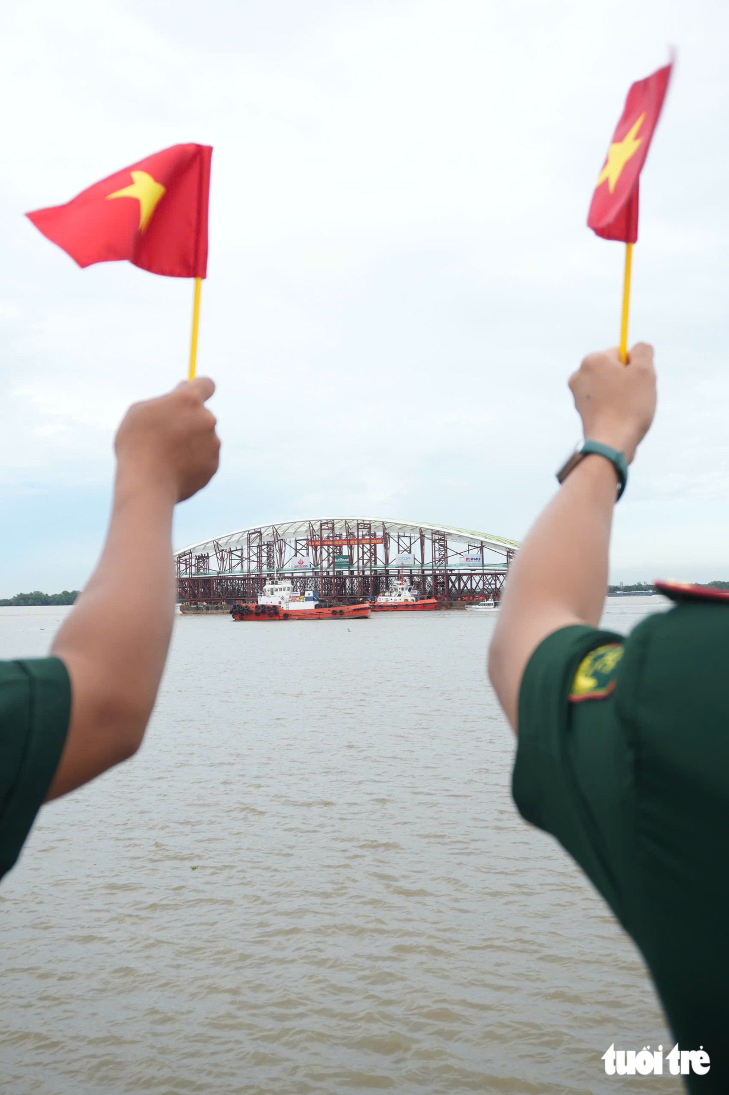 Đoàn lai dắt vòm thép cầu đi bộ qua sông Sài Gòn đi được 65km, đã đến cảng quốc tế Long An - Ảnh 5.