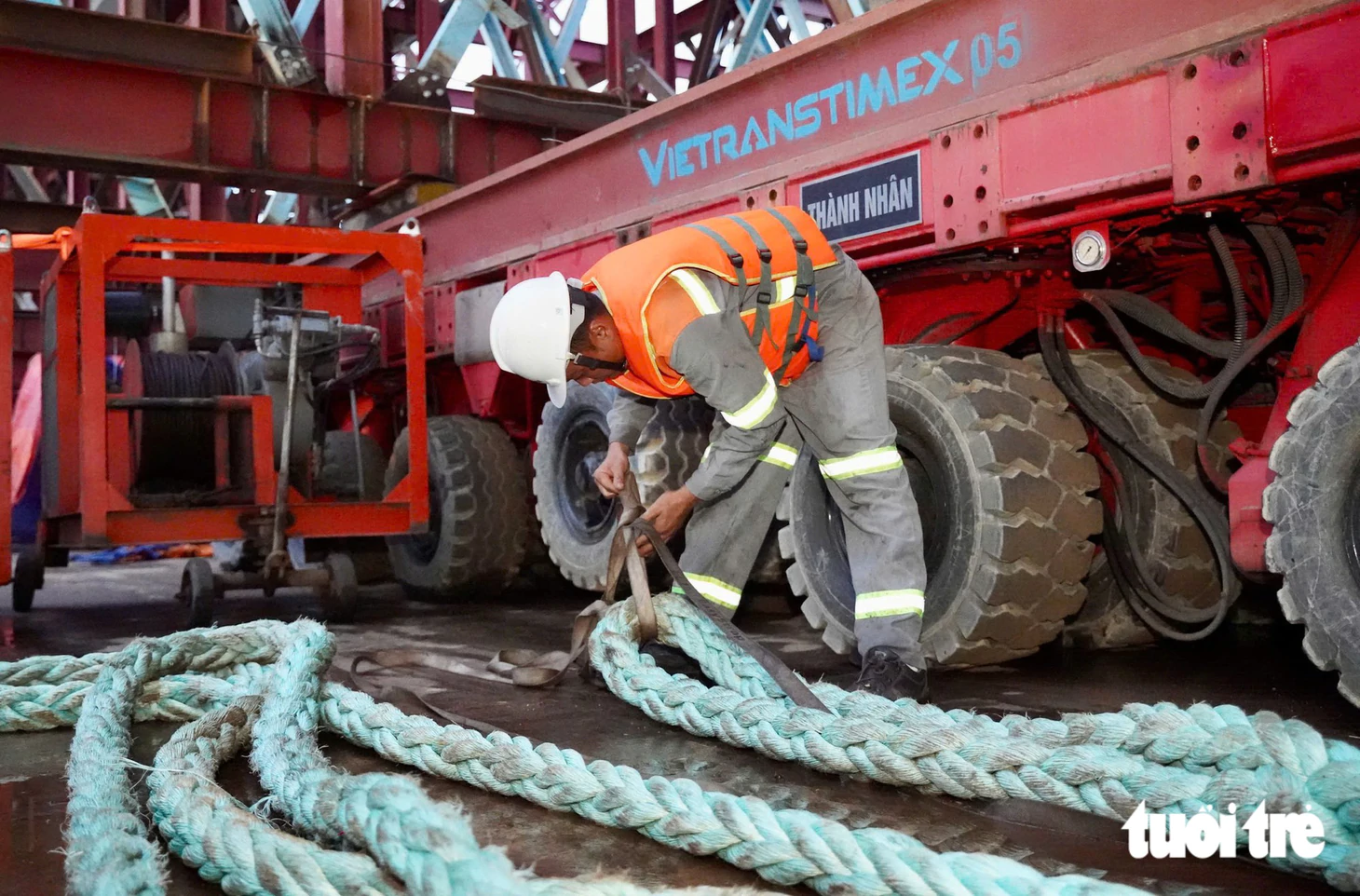 Hơn 18h, đoàn lai vòm thép 3.400 tấn đã dừng nghỉ tại cầu phao ở Cần Giờ an toàn - Ảnh 6.