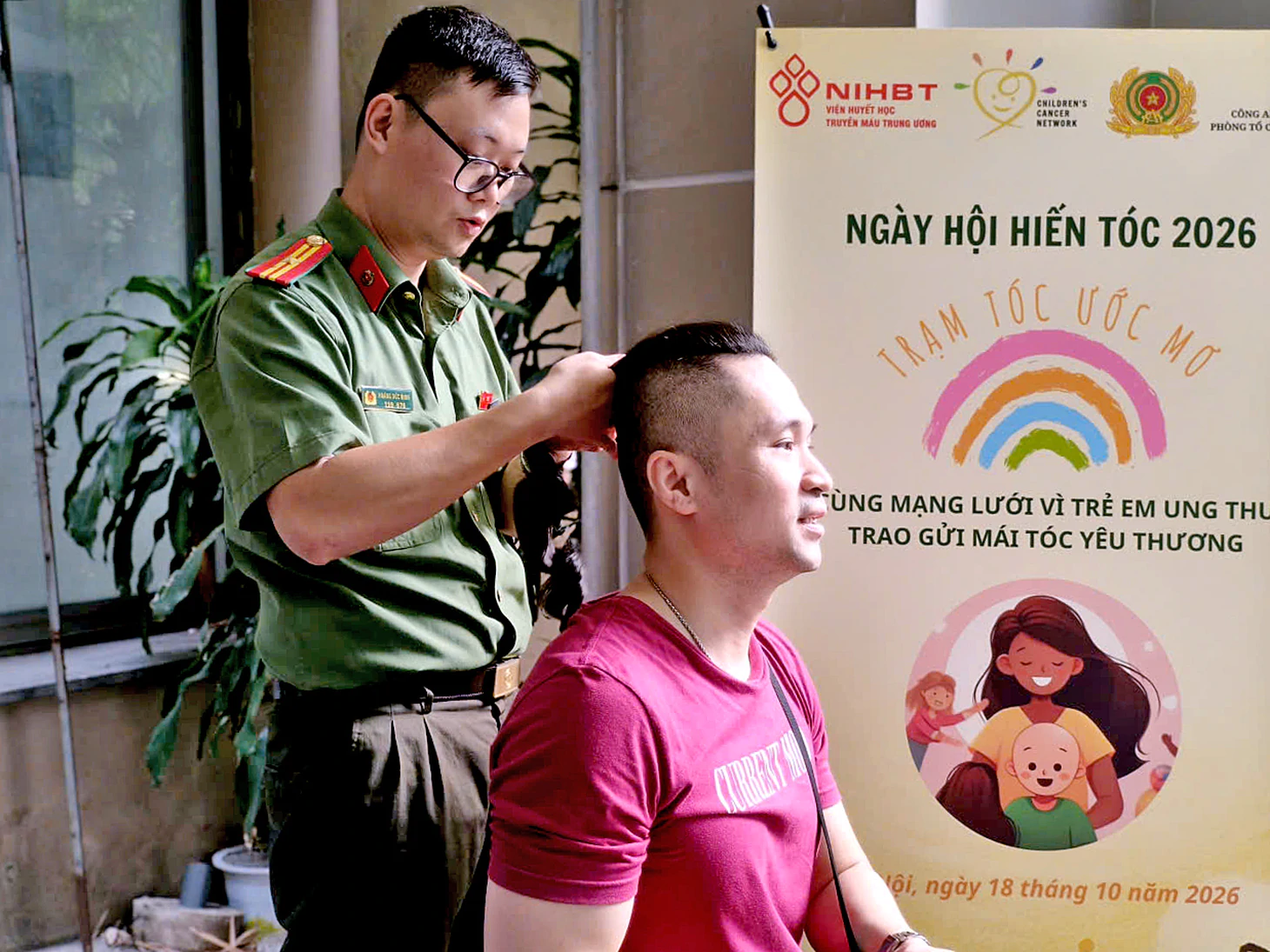 Từ bé 9 tuổi đến người đàn ông 42 tuổi cùng hiến tóc tặng bệnh nhân ung thư - Ảnh 2.