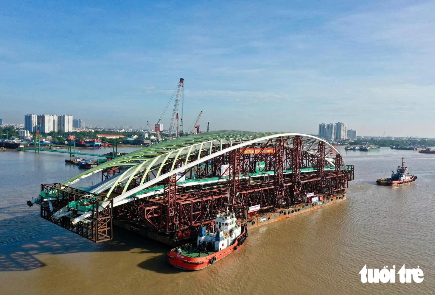 Nhịp cầu đi bộ 3.400 tấn sắp đi qua khu vực cầu Phú Mỹ, tiến về trung tâm TP.HCM - Ảnh 6.