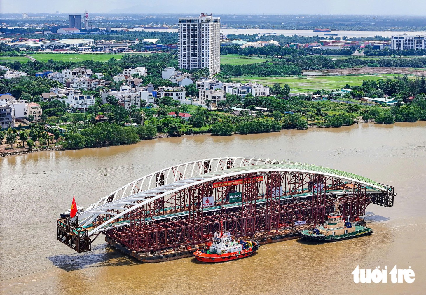Nhịp cầu đi bộ 3.400 tấn đang qua khu chế xuất Tân Thuận, dự kiến 13h30 đến Bến Nhà Rồng - Ảnh 1.