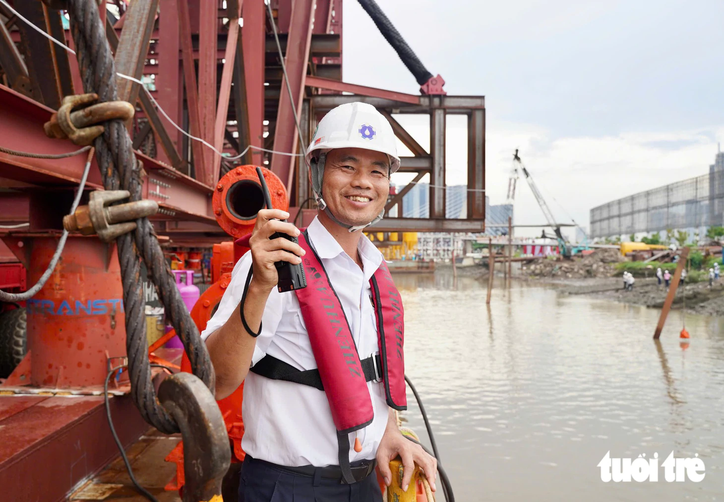 Nhịp cầu đi bộ 3.400 tấn đã đến Bến Bạch Đằng, người dân nồng nhiệt chào đón - Ảnh 2.