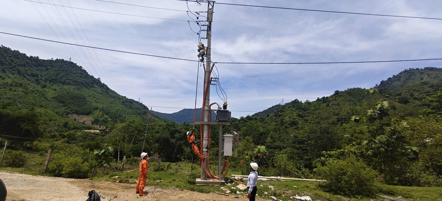 Điện về khu tái định cư Pà Rum trước mùa mưa bão - Ảnh 2.