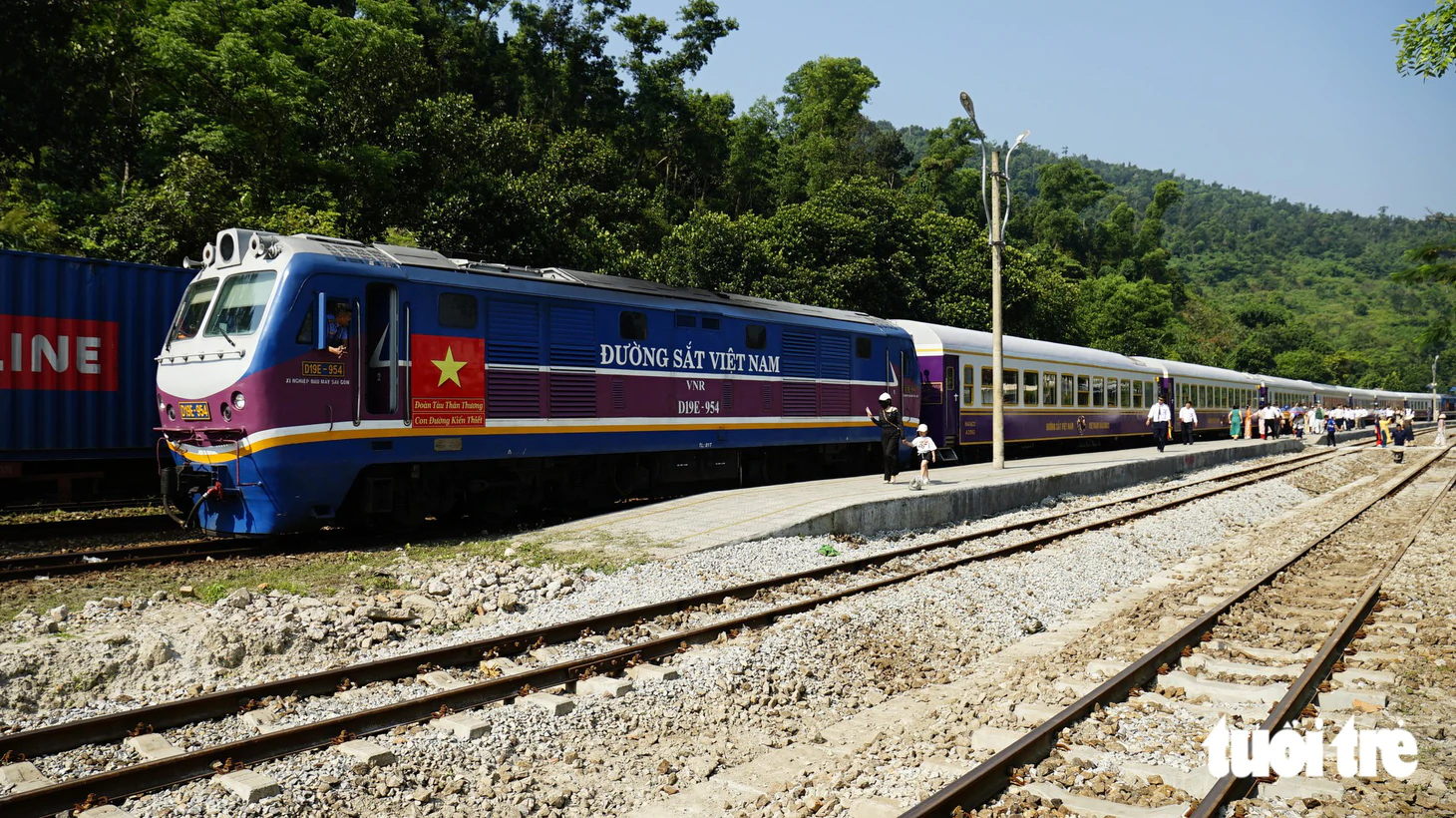 Ngắm 1 trong 10 chuyến tàu đẹp nhất thế giới qua miền Trung - Ảnh 12.