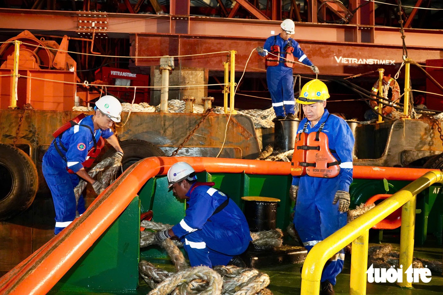 Hợp long cầu đi bộ qua sông Sài Gòn: Vòm thép khổng lồ được đoàn lai dắt đến rất gần 2 mố trụ đôi bờ sông - Ảnh 19.