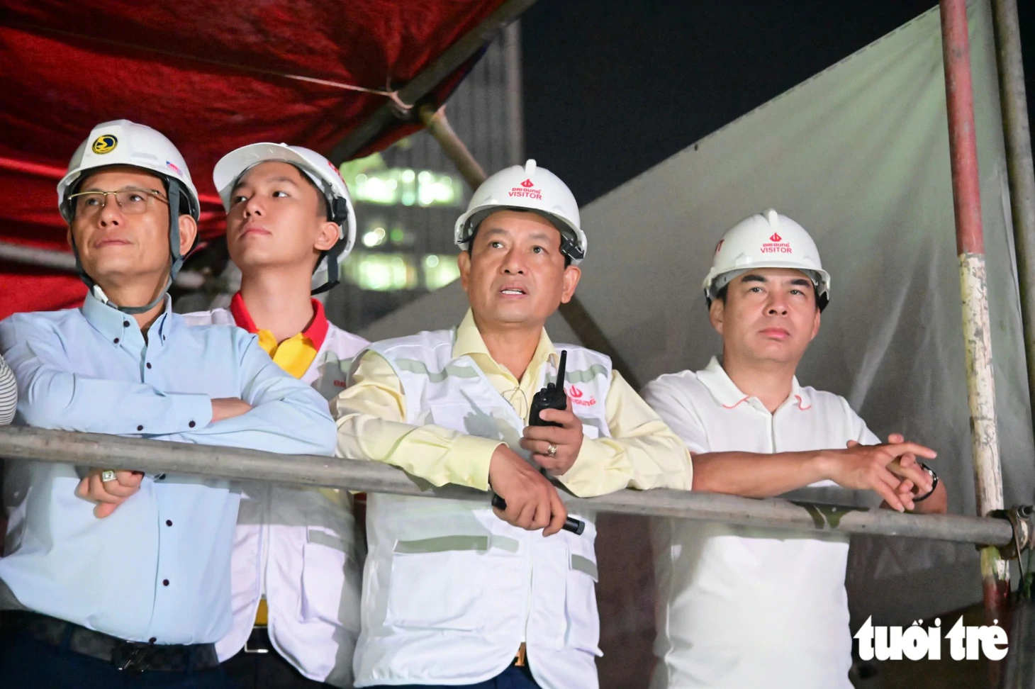 Hợp long cầu đi bộ qua sông Sài Gòn: Vòm thép khổng lồ được đoàn lai dắt đến rất gần 2 mố trụ đôi bờ sông - Ảnh 18.