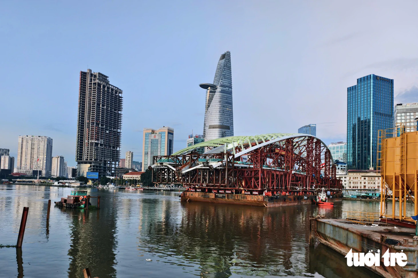 Hợp long cầu đi bộ qua sông Sài Gòn: Vòm thép khổng lồ được đoàn lai dắt đến rất gần 2 mố trụ đôi bờ sông - Ảnh 3.
