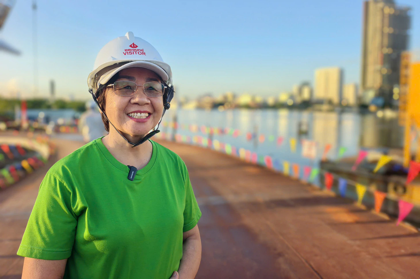 Hợp long cầu đi bộ qua sông Sài Gòn: Lúc 6h32, vòm thép đã vào đến mố cầu - Ảnh 15.