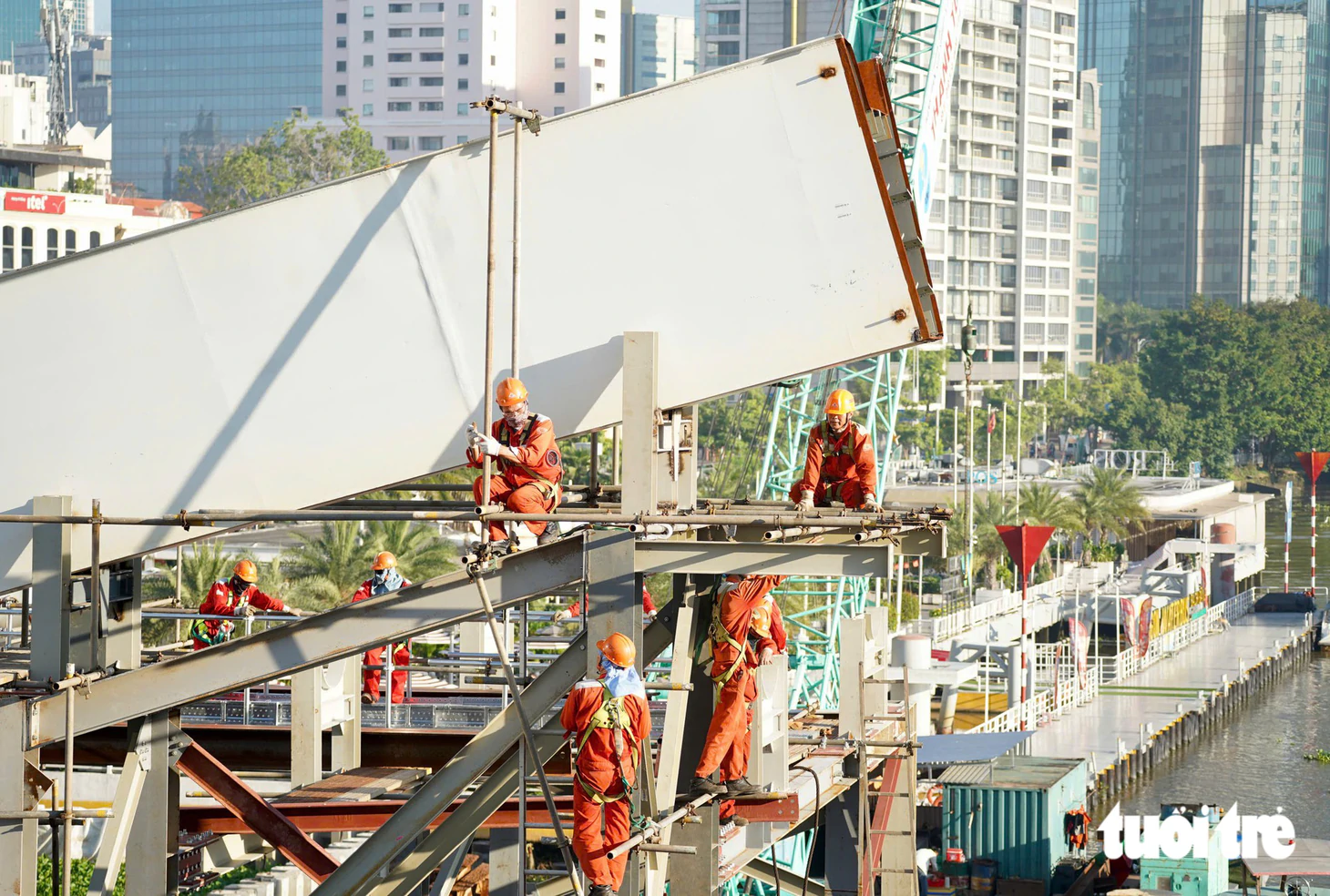Sáng 21-10: Đã sẵn sàng hợp long cầu đi bộ qua sông Sài Gòn - Ảnh 3.