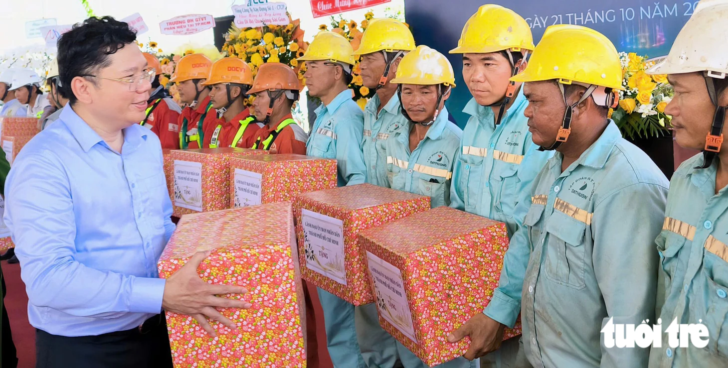 Đã chính thức hợp long cầu đi bộ qua sông Sài Gòn - Ảnh 9.