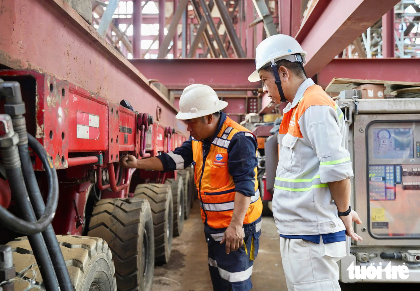 Rút siêu sà lan cùng hệ khung đỡ 2.000 tấn sau hợp long cầu đi bộ qua sông Sài Gòn - Ảnh 4.