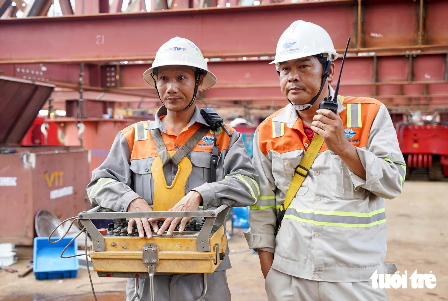 Rút siêu sà lan cùng hệ khung đỡ 2.000 tấn sau hợp long cầu đi bộ qua sông Sài Gòn - Ảnh 5.