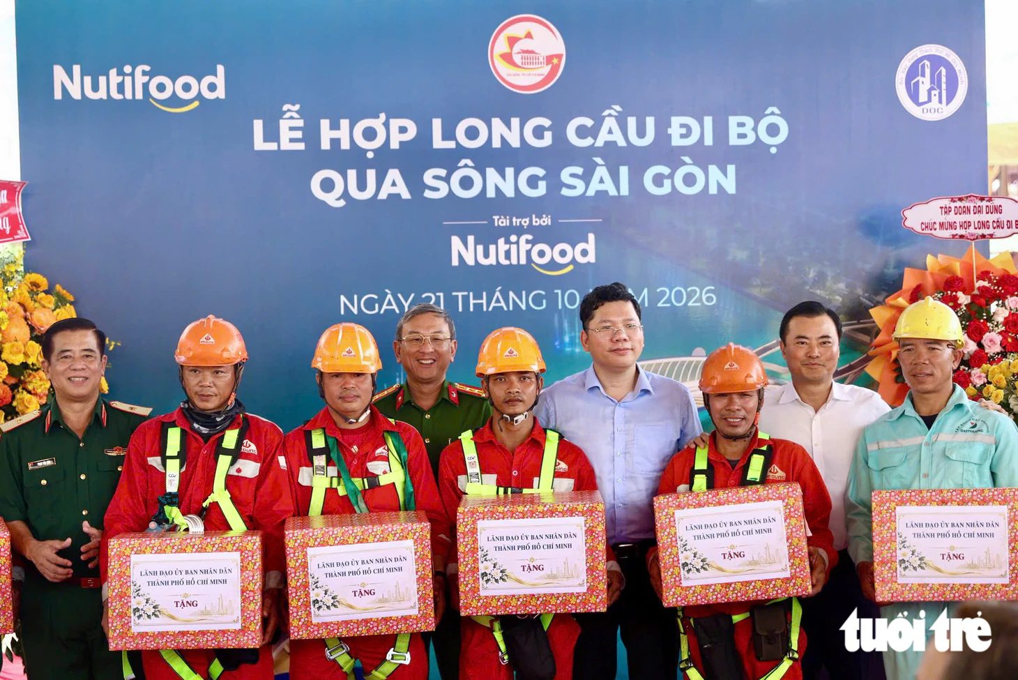 Sáng 21-10 đã chính thức hợp long cầu đi bộ qua sông Sài Gòn - Ảnh 9.