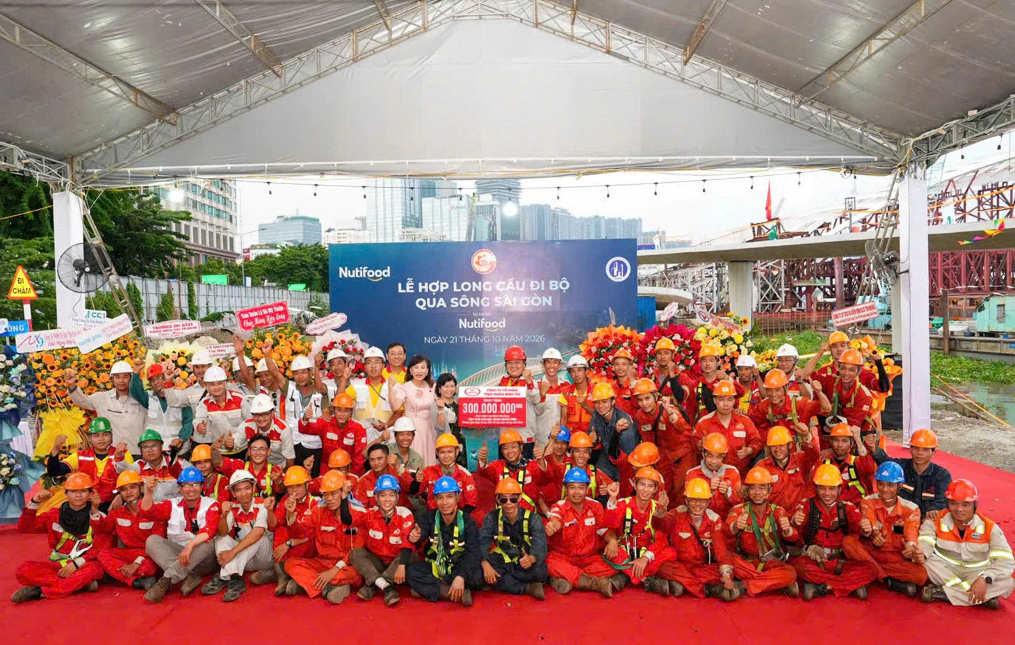 Sau màn pháo hoa, sà lan cùng hệ khung đỡ 2.000 tấn rút khỏi cầu đi bộ qua sông Sài Gòn - Ảnh 1.