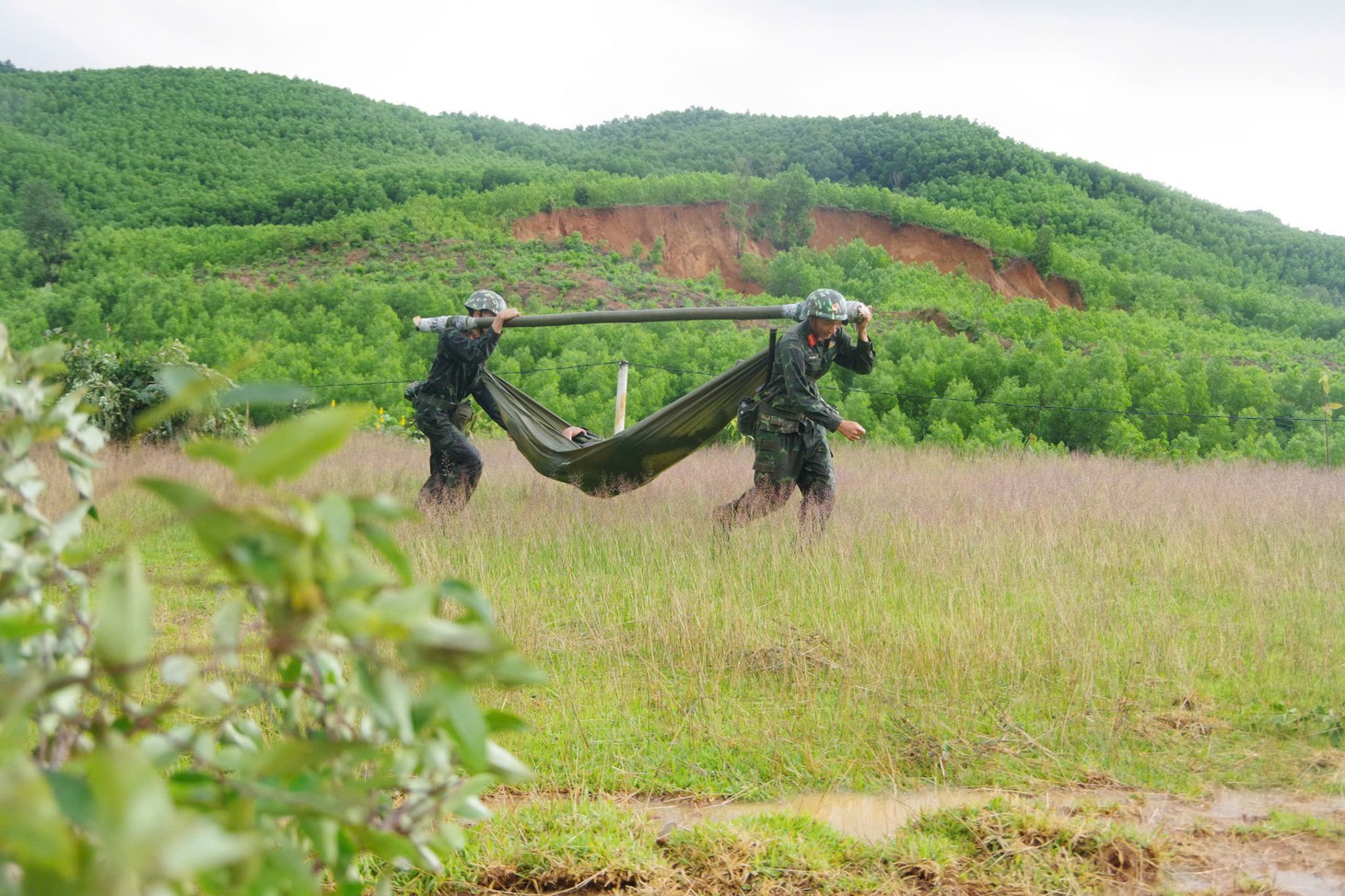 Ấn tượng cảnh bộ đội Sư đoàn 315 diễn tập tiến công, phòng ngự, bắn đạn thật tại Đà Nẵng - Ảnh 4.