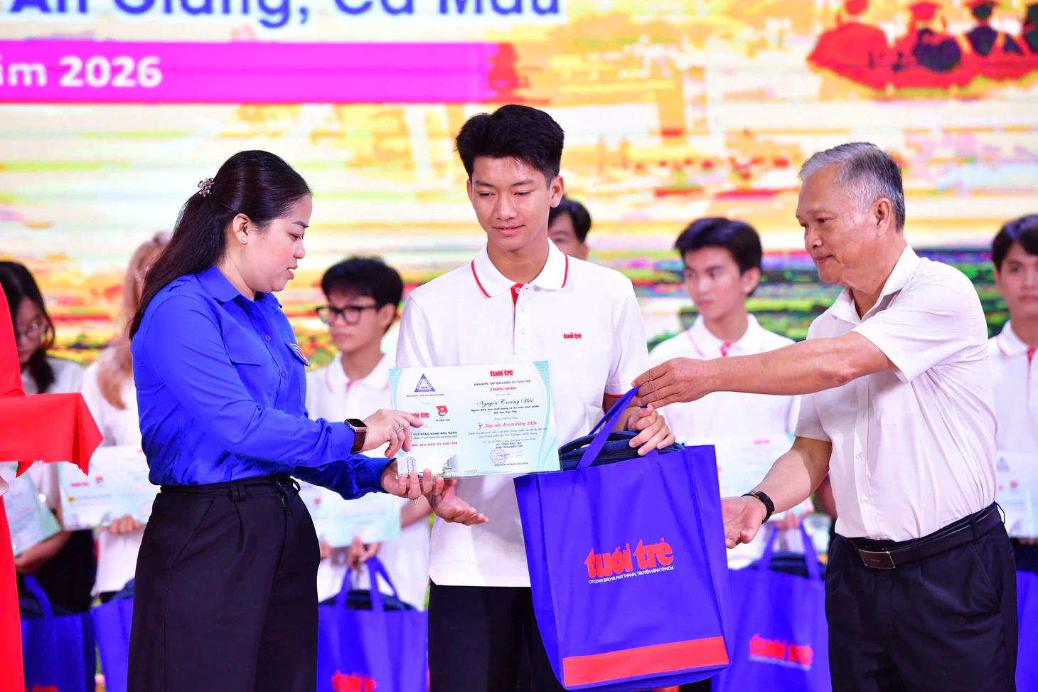 Cảm động câu chuyện tình người, nuôi nấng đứa trẻ cô nhi viện vào đại học: tặng 50 triệu cho cháu và 5 triệu cho bà - Ảnh 24.