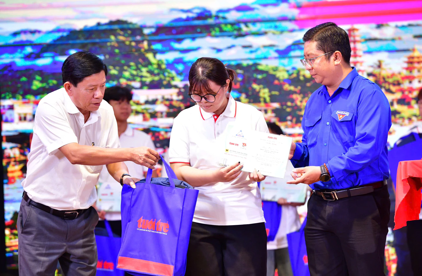 Cảm động câu chuyện tình người, nuôi nấng đứa trẻ cô nhi viện vào đại học: tặng 50 triệu cho cháu và 5 triệu cho bà - Ảnh 25.