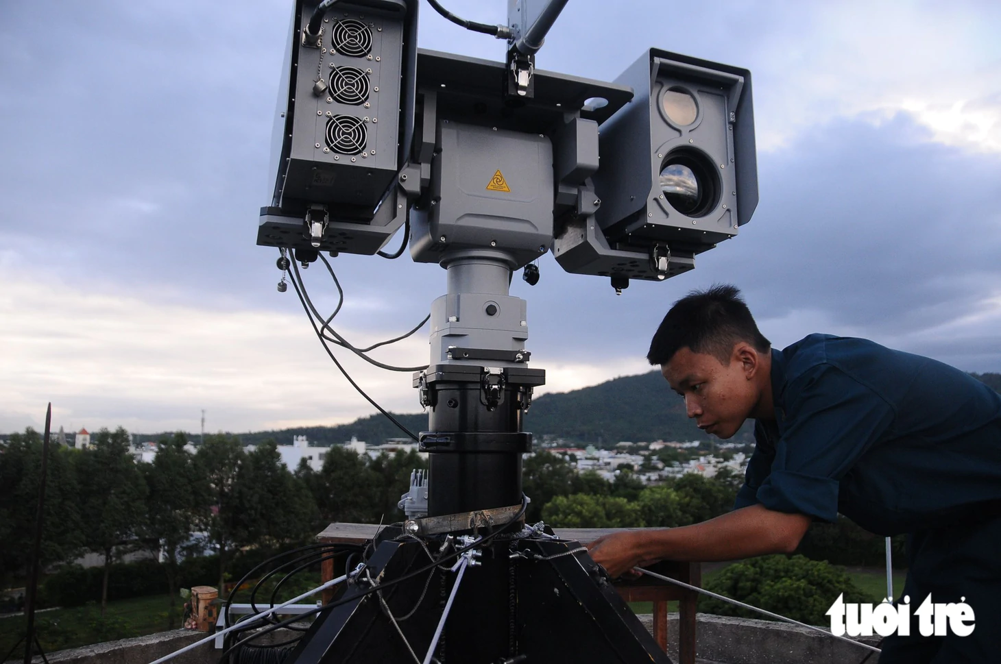 Đưa vào trực chiến dàn khí tài chống UAV quanh sân bay Đà Nẵng - Ảnh 2.