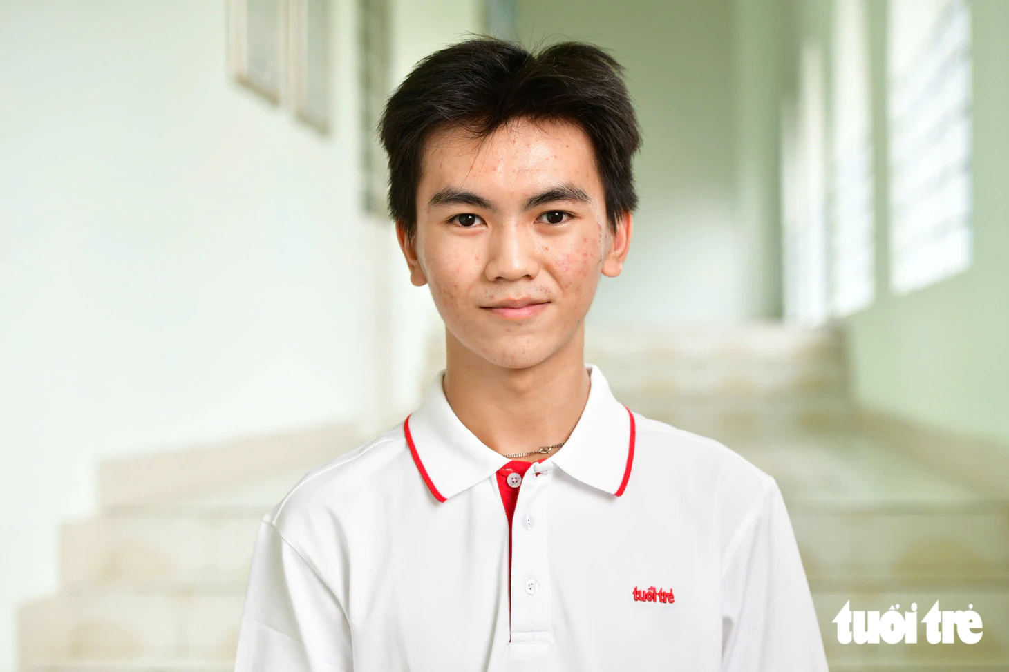 Ngoài giờ học đi bưng cà phê kiếm 2 triệu/tháng, nữ sinh đi nhận học bổng dẫn theo bà nội và cha - Ảnh 4.