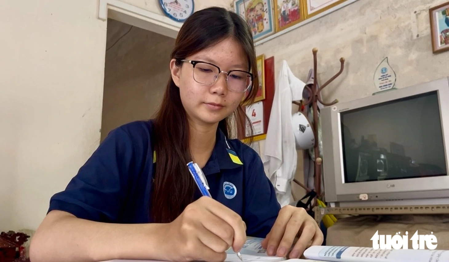 Bà nội nuôi bất ngờ xuất hiện trên sân khấu, trong ngày ‘đứa trẻ bị bỏ rơi ở cô nhi viện’ nhận học bổng - Ảnh 4.