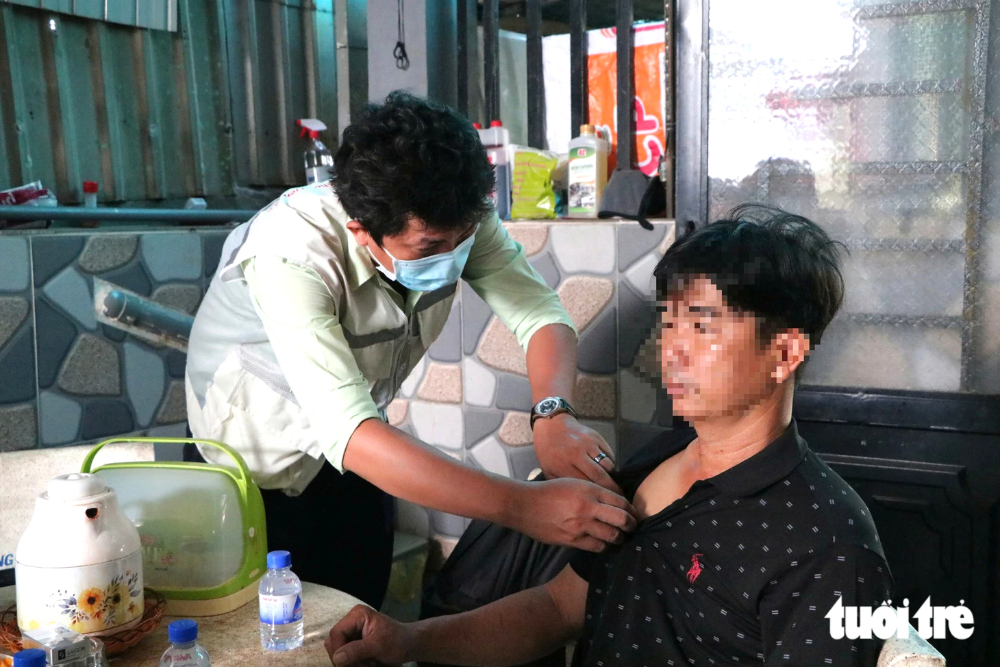 Theo chân Đội chăm sóc sức khỏe liên tục đến từng nhà giữa tâm dịch não mô cầu ở TP.HCM - Ảnh 2.