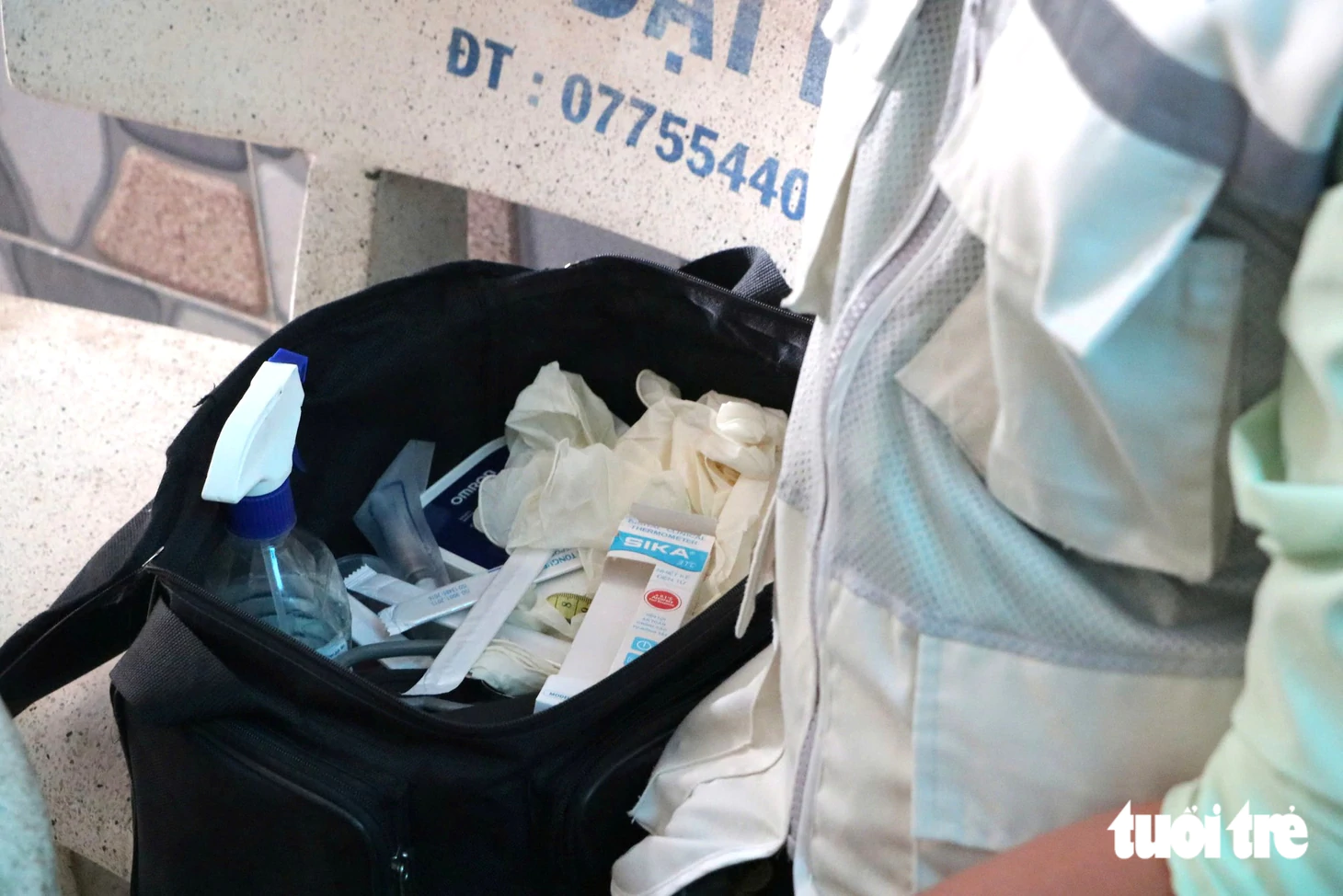 Theo chân Đội chăm sóc sức khỏe liên tục đến từng nhà giữa tâm dịch não mô cầu ở TP.HCM - Ảnh 3.