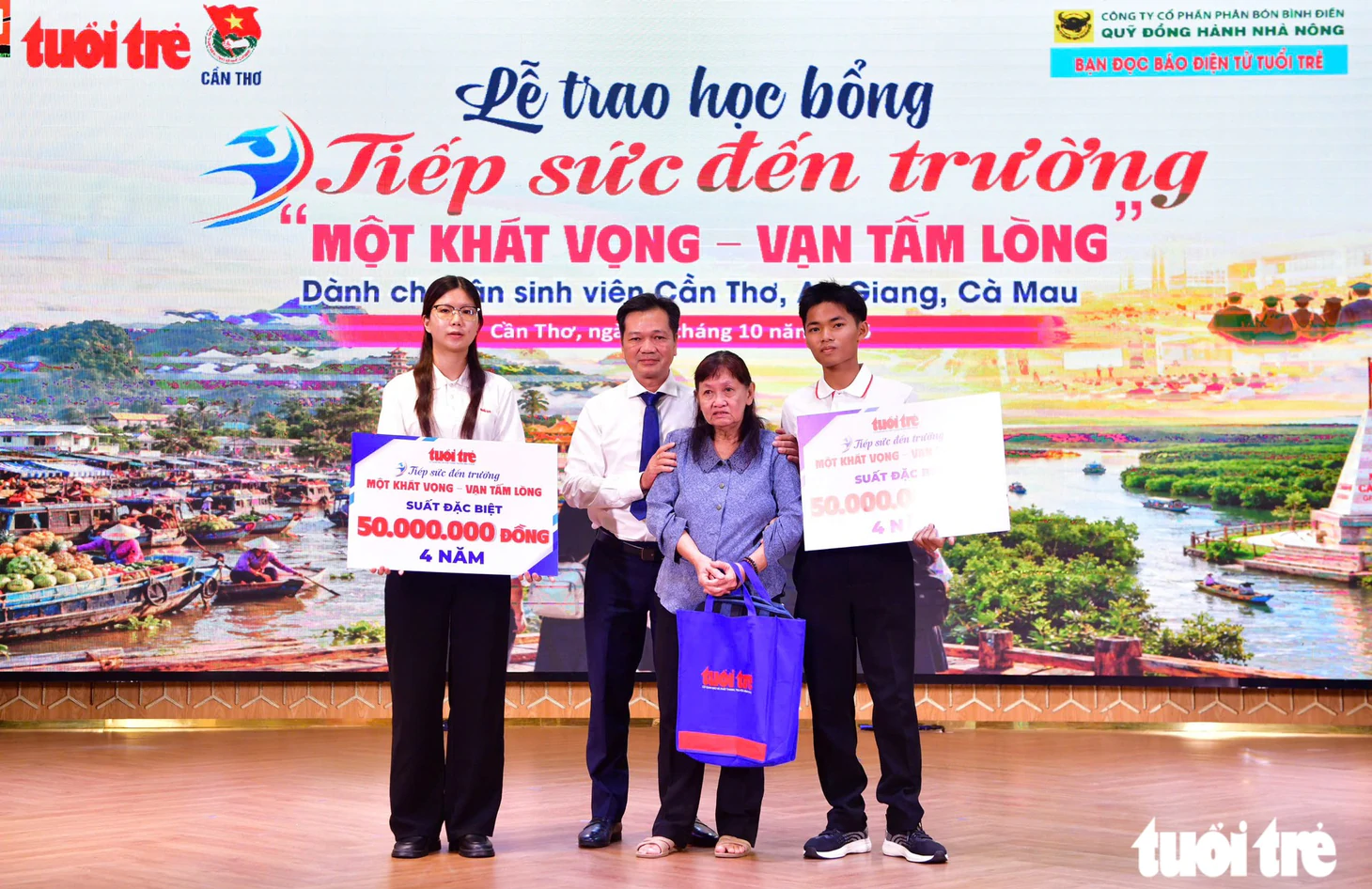 Cảm động câu chuyện tình người, nuôi nấng đứa trẻ cô nhi viện vào đại học: tặng 50 triệu cho cháu và 5 triệu cho bà - Ảnh 8.