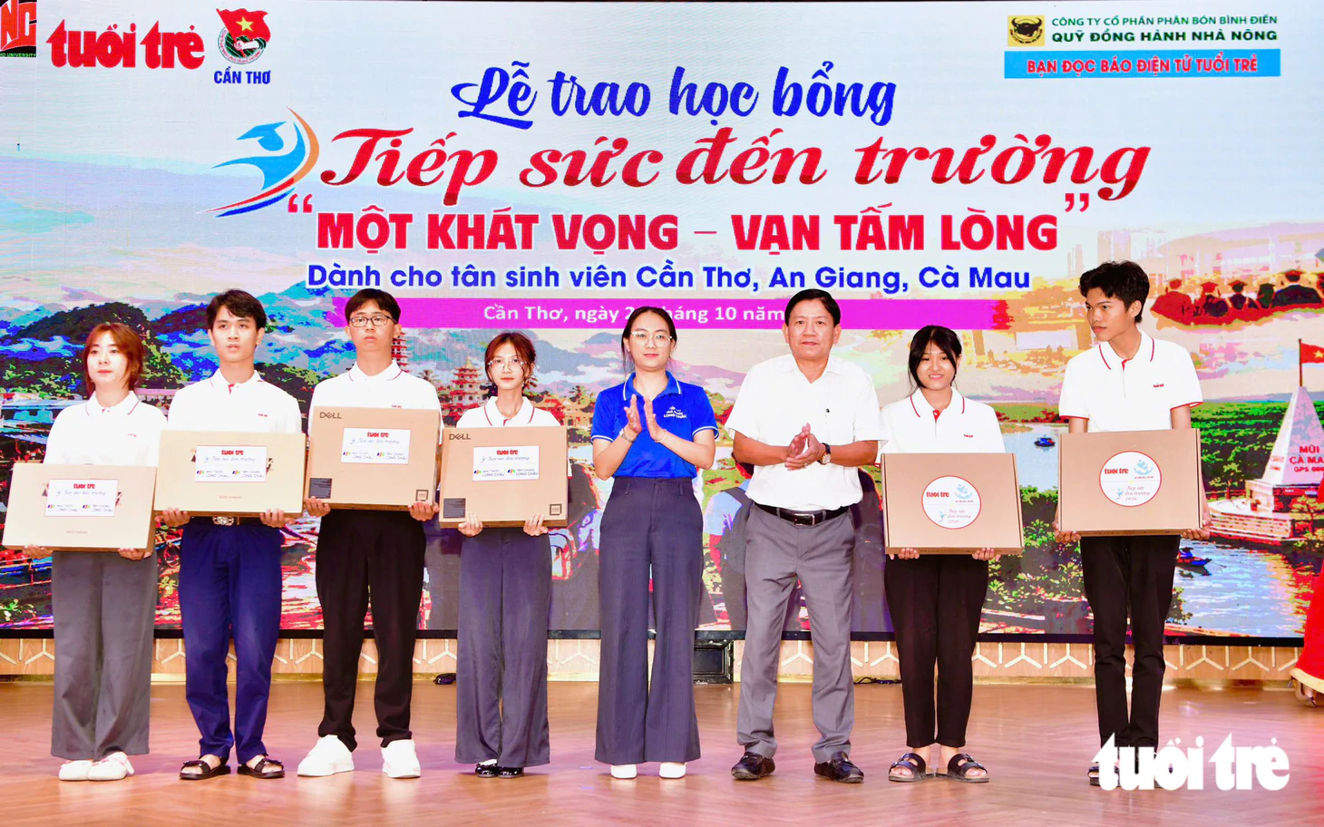 Cảm động câu chuyện tình người, nuôi nấng đứa trẻ cô nhi viện vào đại học: tặng 50 triệu cho cháu và 5 triệu cho bà - Ảnh 9.