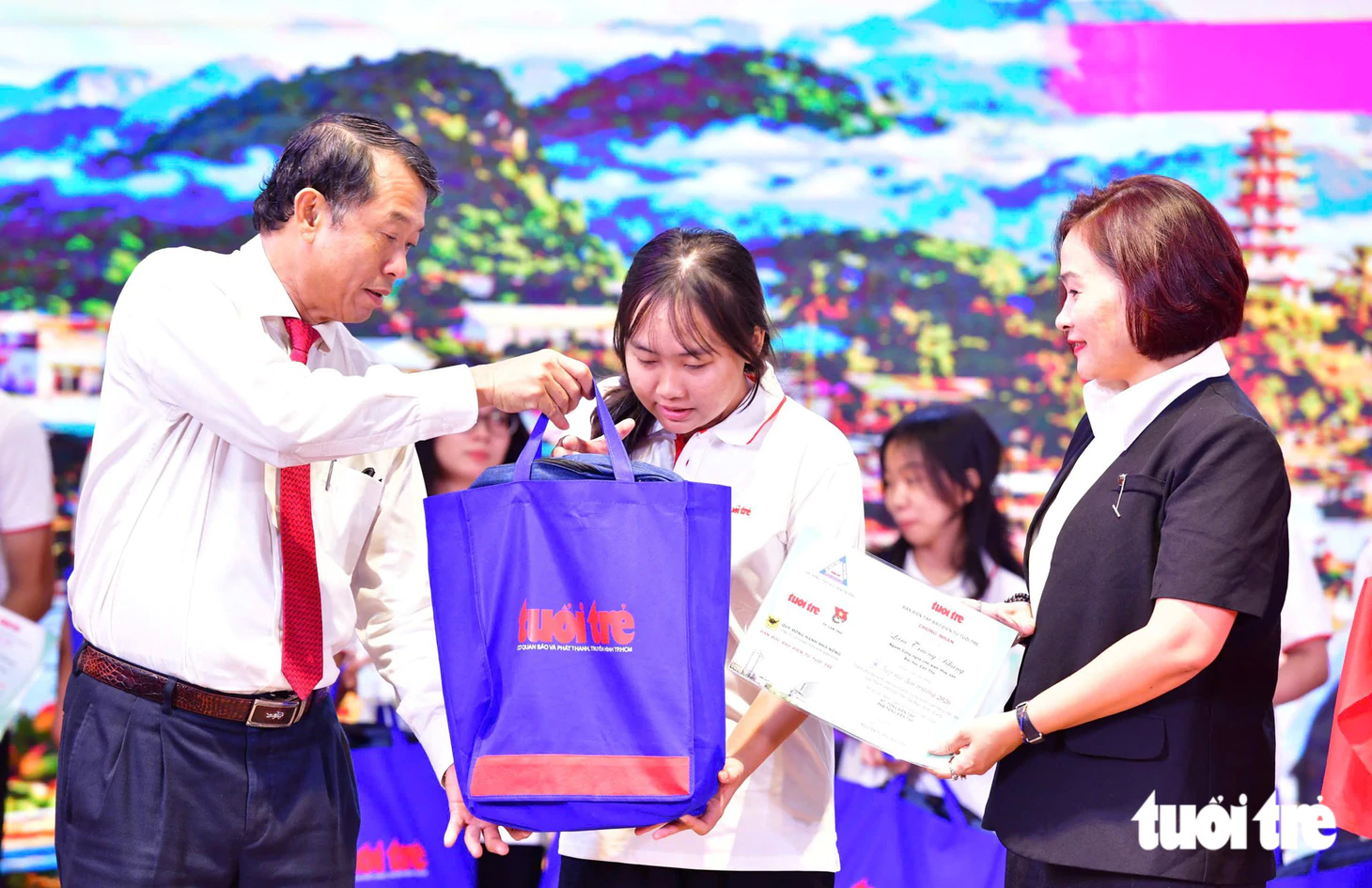 Cảm động câu chuyện tình người, nuôi nấng đứa trẻ cô nhi viện vào đại học: tặng 50 triệu cho cháu và 5 triệu cho bà - Ảnh 21.