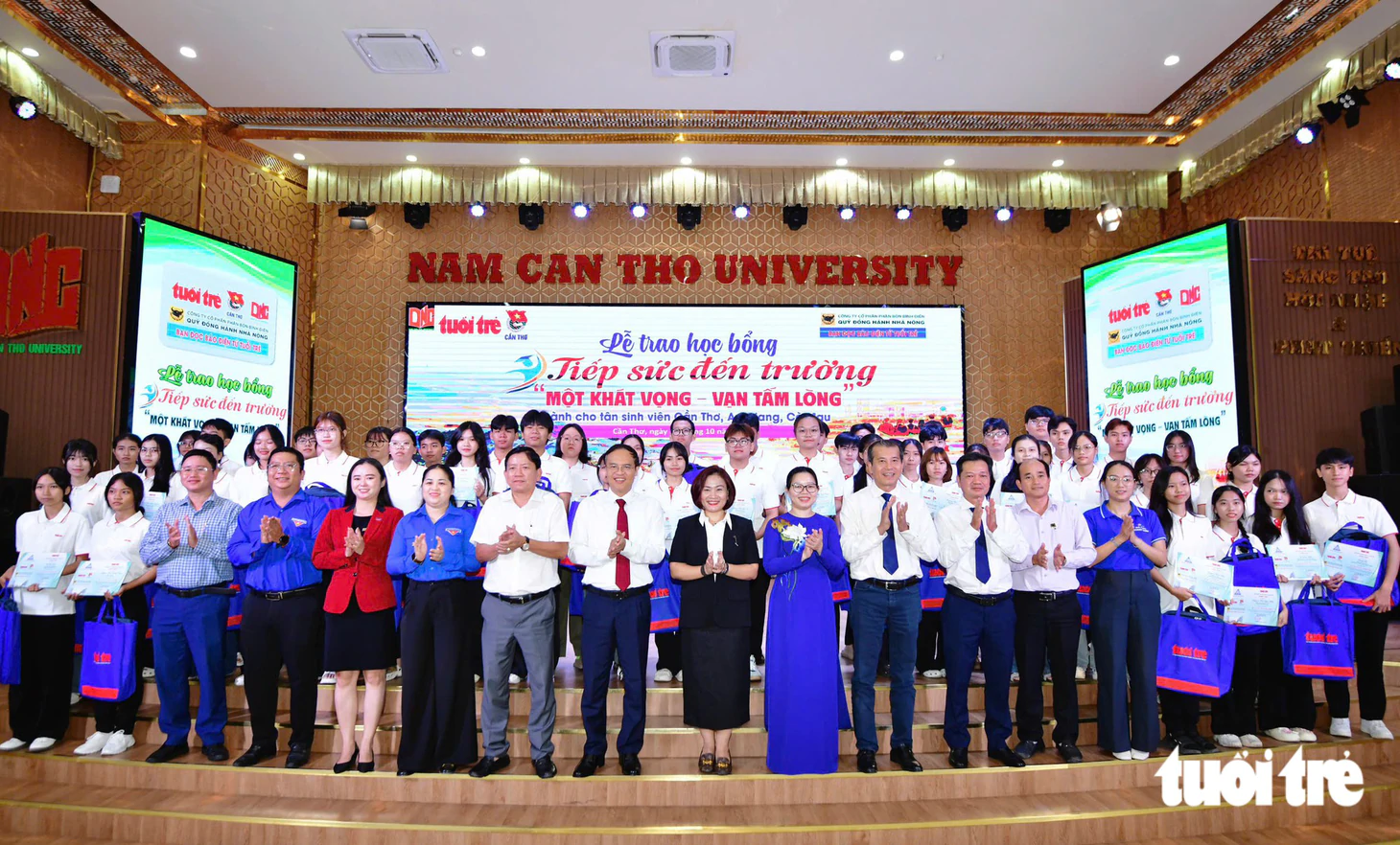 Cảm động câu chuyện tình người, nuôi nấng đứa trẻ cô nhi viện vào đại học: tặng 50 triệu cho cháu và 5 triệu cho bà - Ảnh 27.