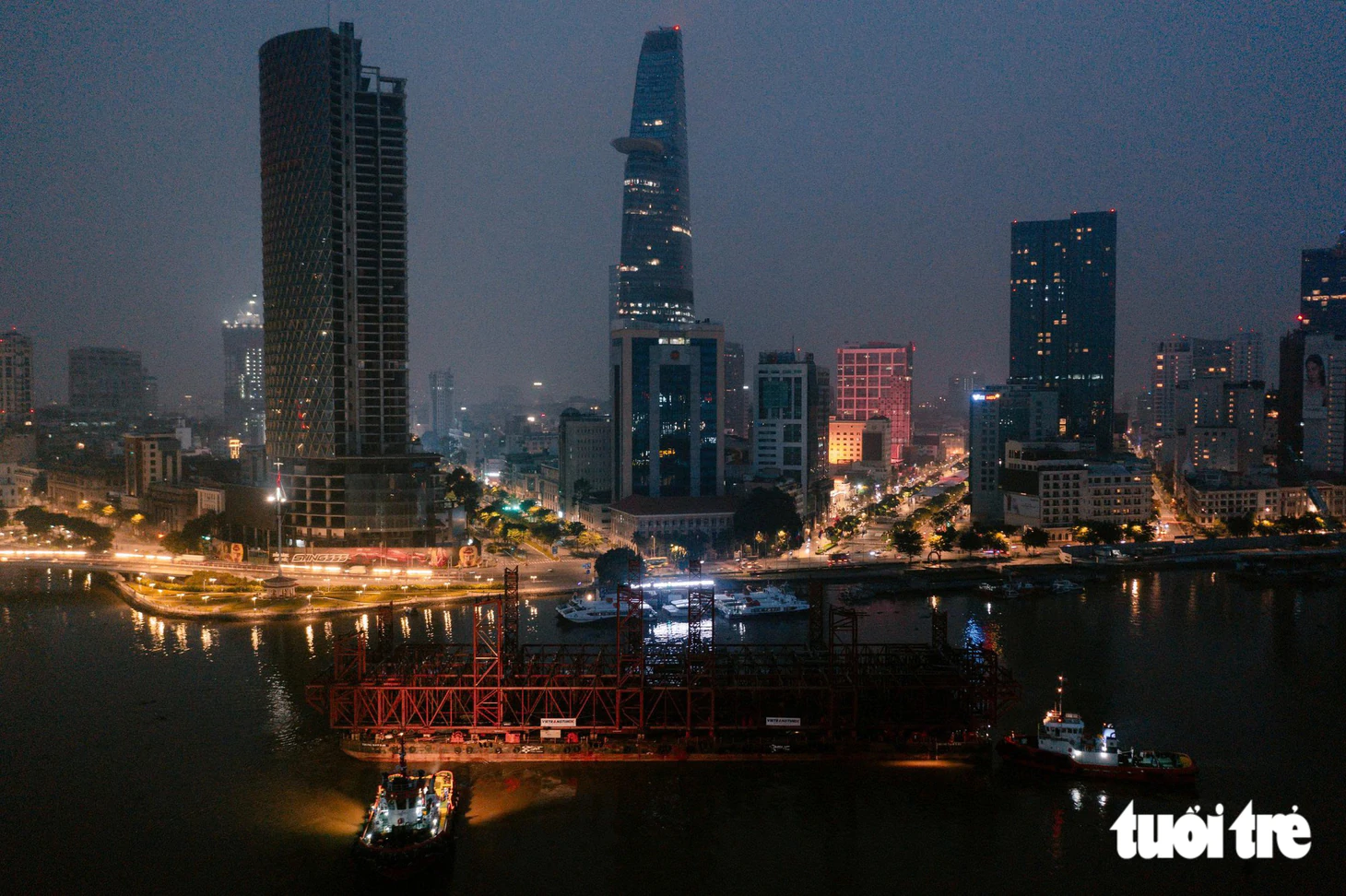 Còi tàu vang chào trung tâm TP.HCM, đoàn tàu lai dắt trở về khi hợp long cầu đi bộ qua sông Sài Gòn - Ảnh 2.