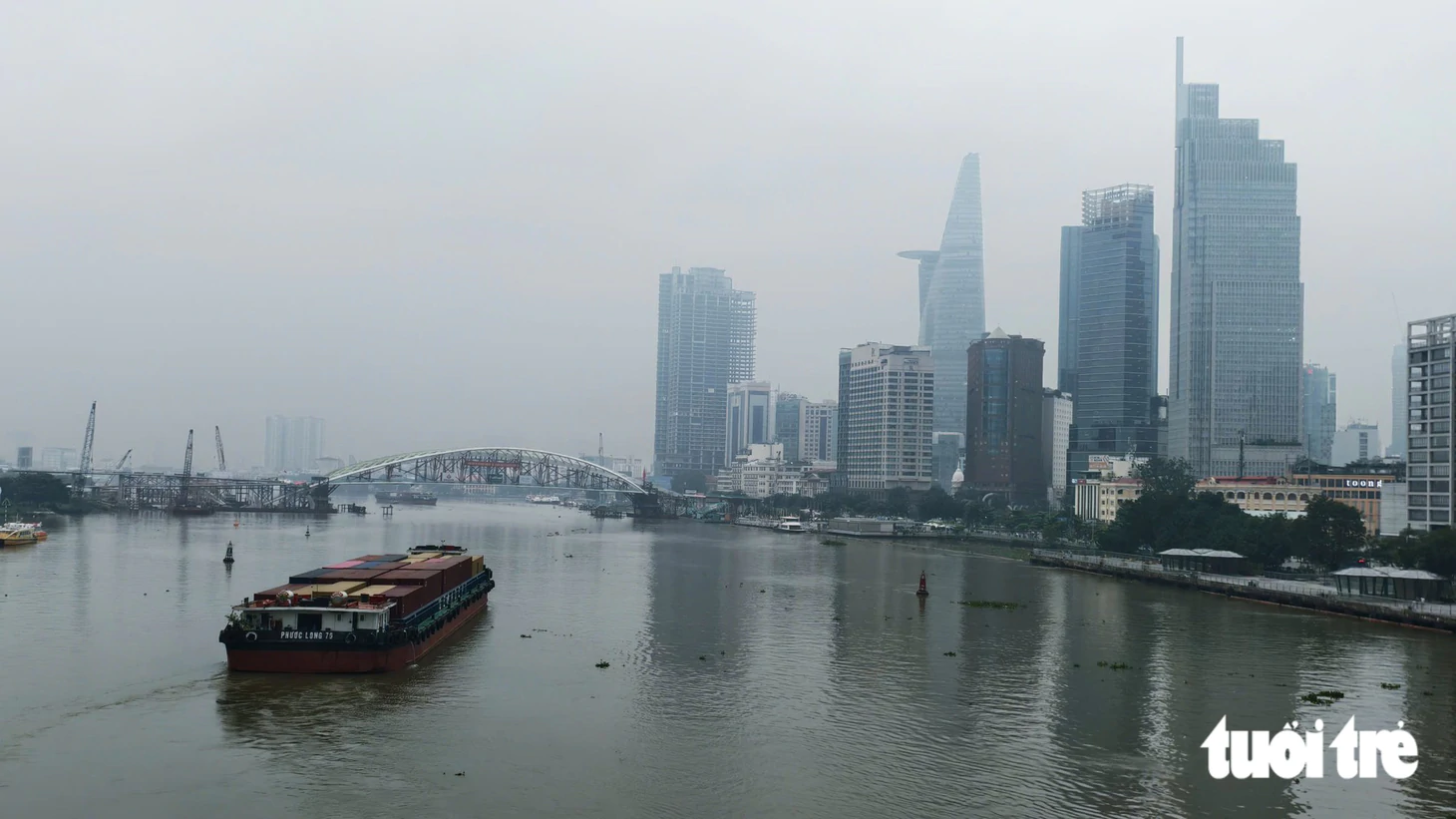 Còi tàu vang chào trung tâm TP.HCM, đoàn tàu lai dắt trở về khi hợp long cầu đi bộ qua sông Sài Gòn - Ảnh 6.