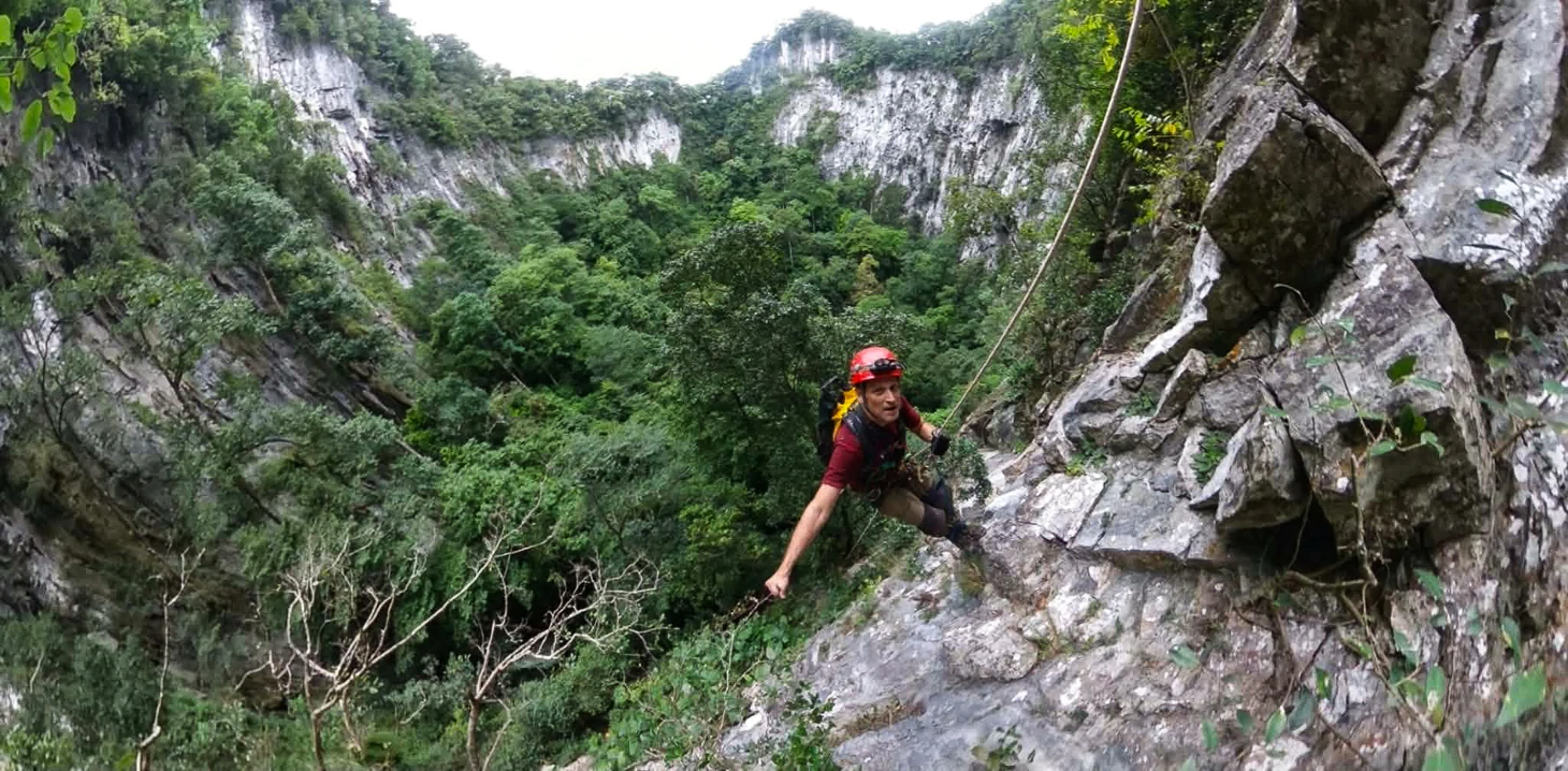 Phát hiện hố sụt khổng lồ, diện tích 2ha, sâu 120m giữa rừng Phong Nha - Kẻ Bàng - Ảnh 9.