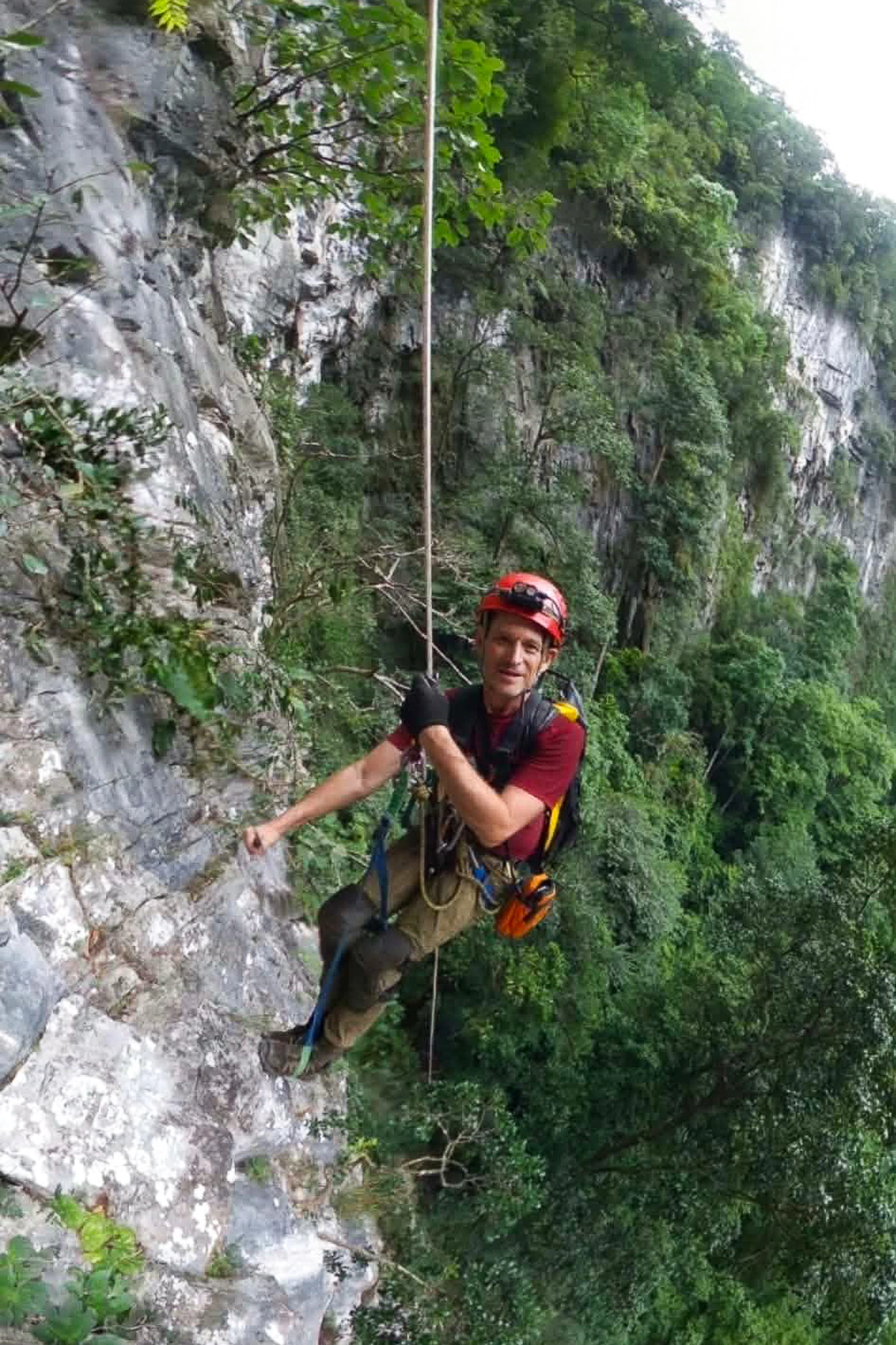 Phát hiện hố sụt khổng lồ, diện tích 2ha, sâu 120m giữa rừng Phong Nha - Kẻ Bàng - Ảnh 3.
