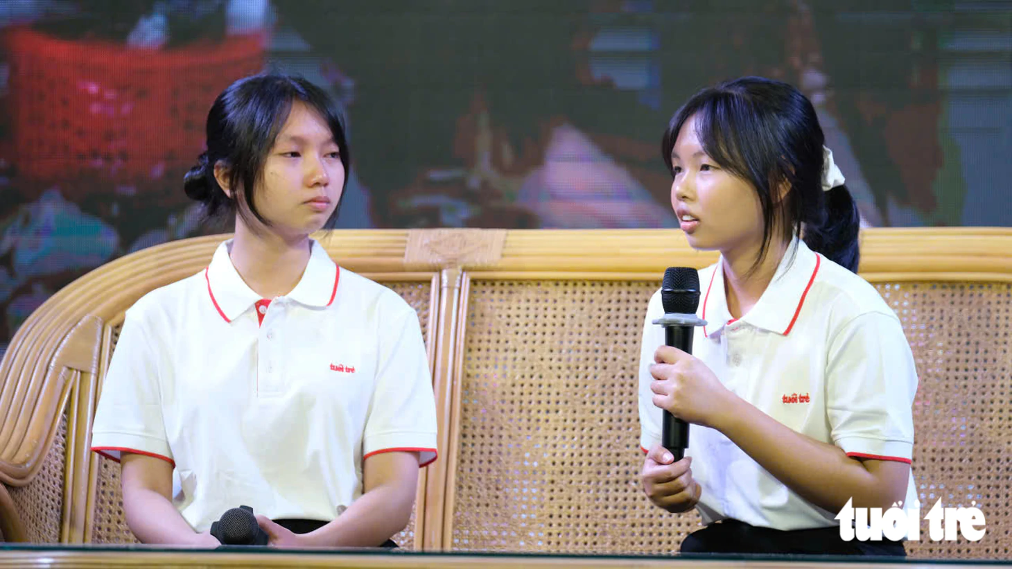 Nữ SV ĐH Nha Trang khóc òa khi mẹ lên sân khấu: ‘Cứ tưởng giờ này mẹ đi bán vé số, thương mẹ nhiều!’ - Ảnh 5.