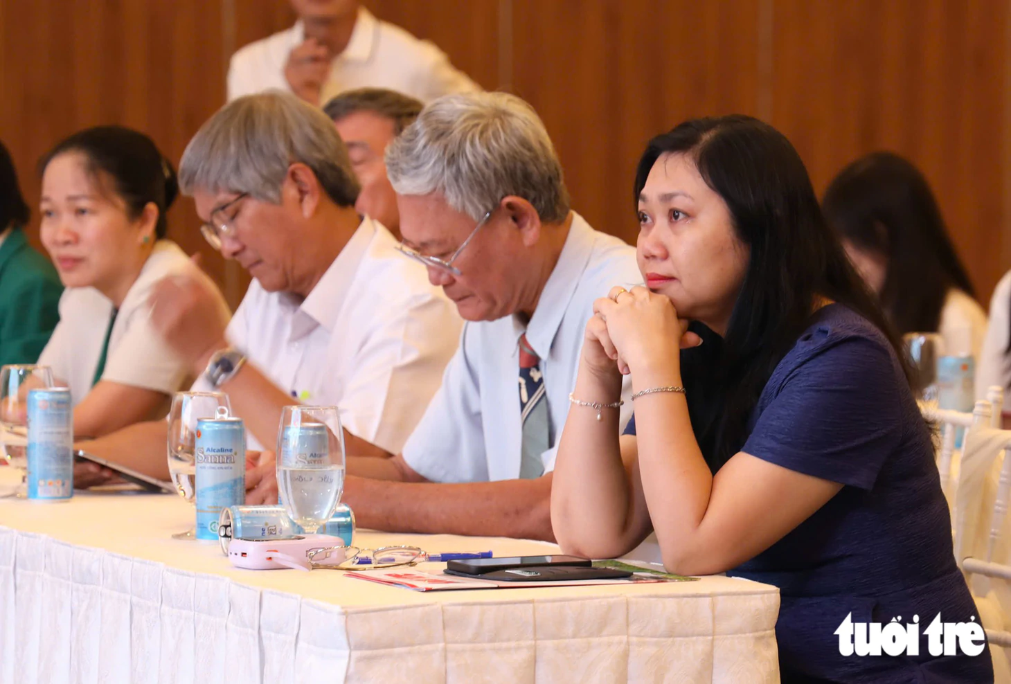 Nữ SV ĐH Nha Trang khóc òa khi mẹ lên sân khấu: ‘Cứ tưởng giờ này mẹ đi bán vé số, thương mẹ nhiều!’ - Ảnh 3.
