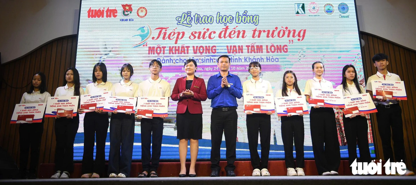 Nữ SV ĐH Nha Trang khóc òa khi mẹ lên sân khấu: ‘Cứ tưởng giờ này mẹ đi bán vé số, thương mẹ nhiều!’ - Ảnh 9.
