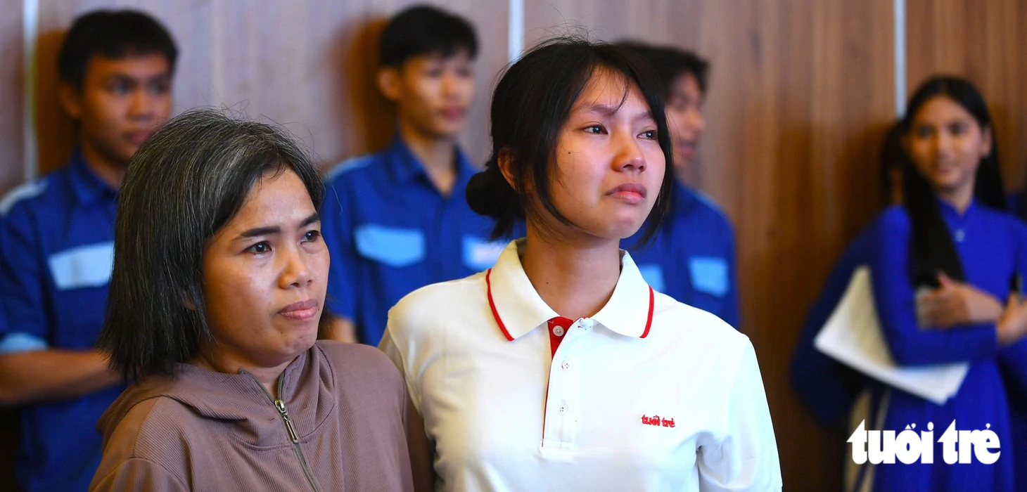 Nữ SV ĐH Nha Trang khóc òa khi mẹ lên sân khấu: ‘Cứ tưởng giờ này mẹ đi bán vé số, thương mẹ nhiều!’ - Ảnh 7.