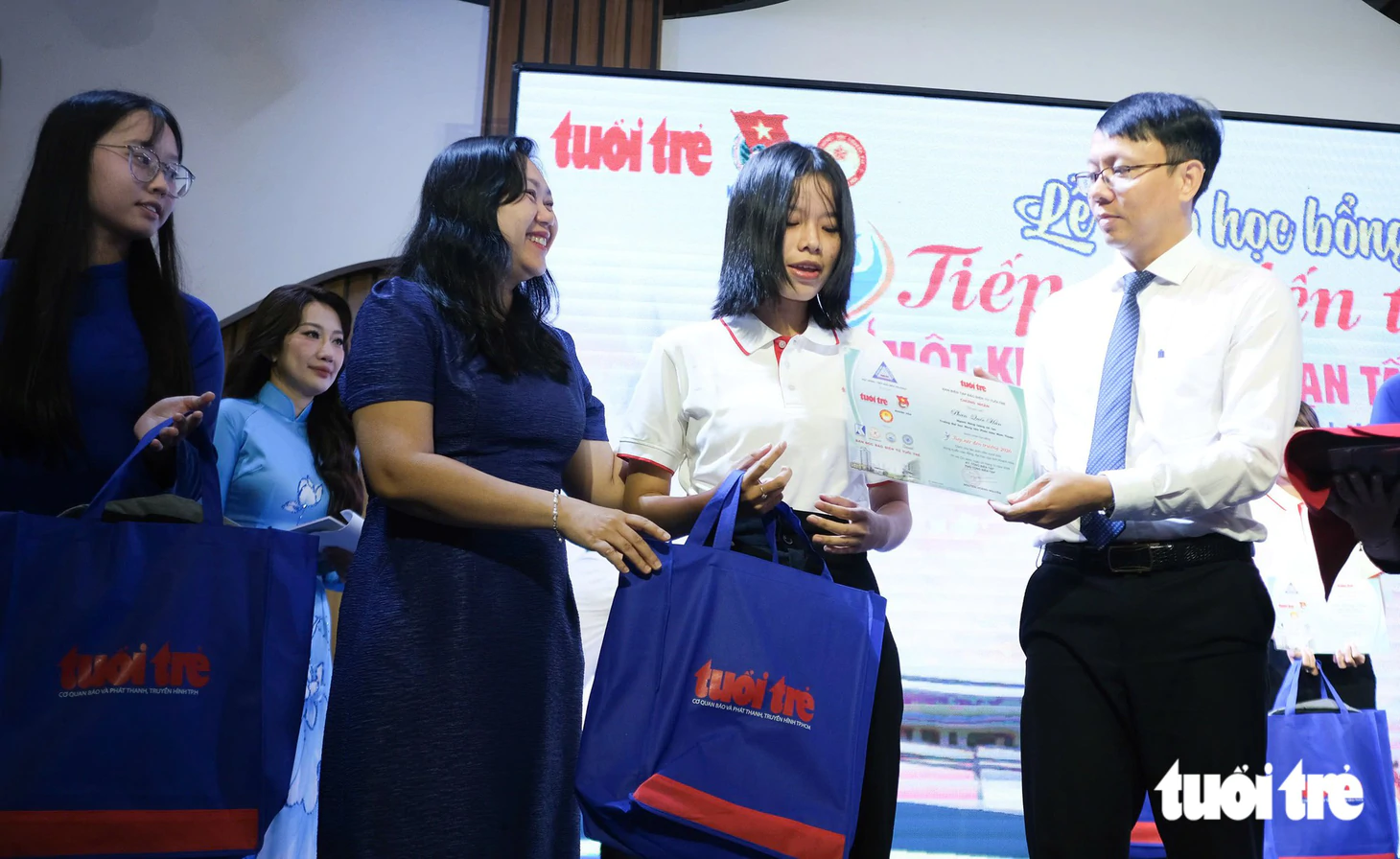 Nữ SV ĐH Nha Trang khóc òa khi mẹ lên sân khấu: ‘Cứ tưởng giờ này mẹ đi bán vé số, thương mẹ nhiều!’ - Ảnh 20.