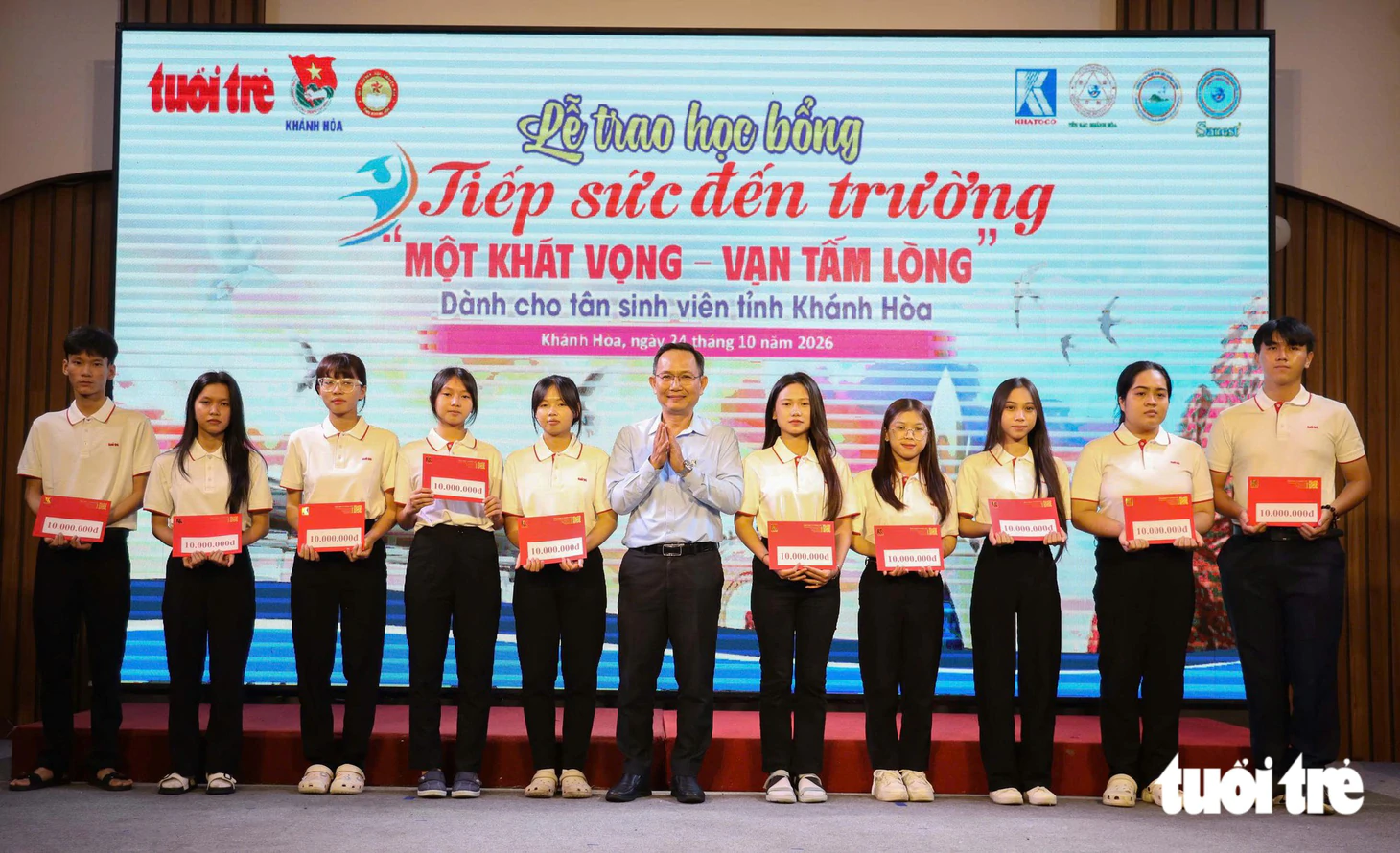 Nữ SV ĐH Nha Trang khóc òa khi mẹ lên sân khấu: ‘Cứ tưởng giờ này mẹ đi bán vé số, thương mẹ nhiều!’ - Ảnh 11.