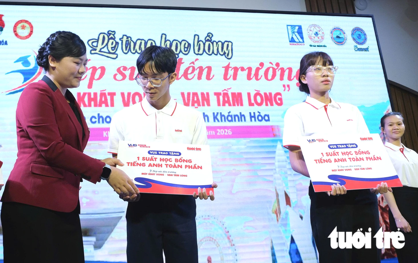Nữ SV ĐH Nha Trang khóc òa khi mẹ lên sân khấu: ‘Cứ tưởng giờ này mẹ đi bán vé số, thương mẹ nhiều!’ - Ảnh 27.