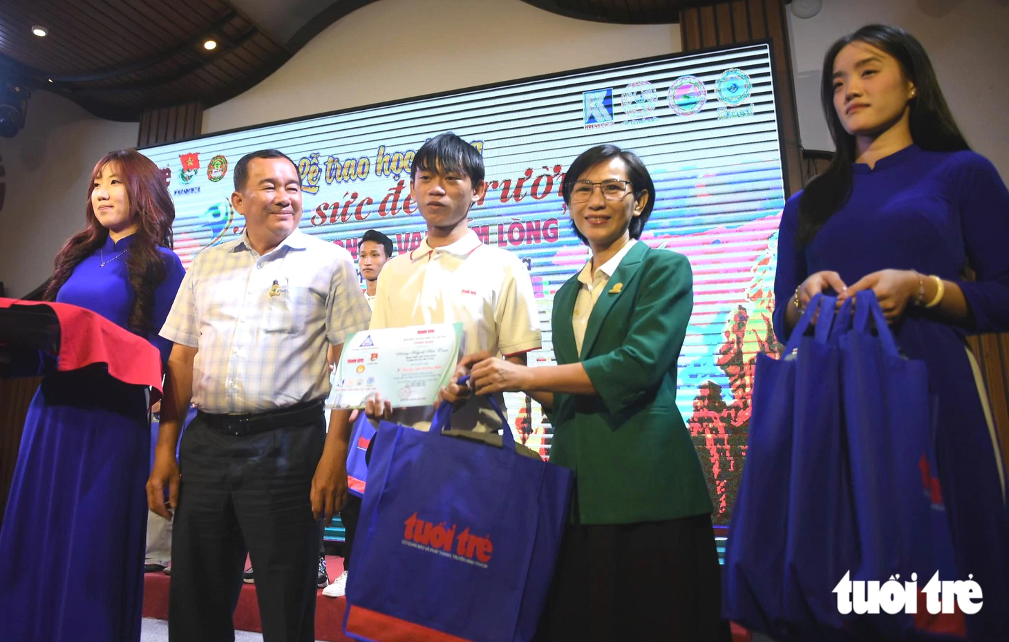Nữ SV ĐH Nha Trang khóc òa khi mẹ lên sân khấu: ‘Cứ tưởng giờ này mẹ đi bán vé số, thương mẹ nhiều!’ - Ảnh 28.