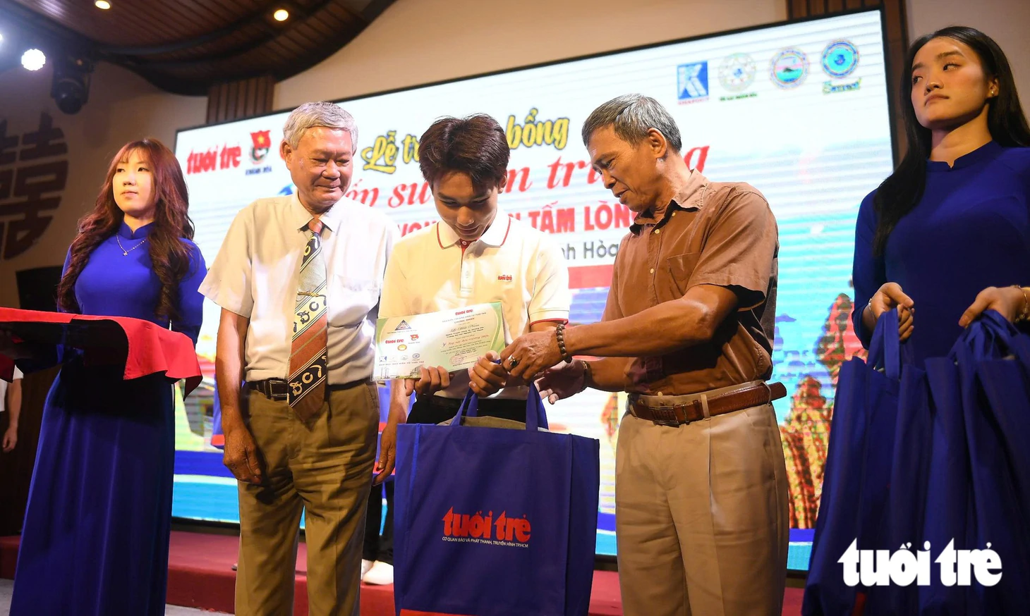 Nữ SV ĐH Nha Trang khóc òa khi mẹ lên sân khấu: ‘Cứ tưởng giờ này mẹ đi bán vé số, thương mẹ nhiều!’ - Ảnh 29.