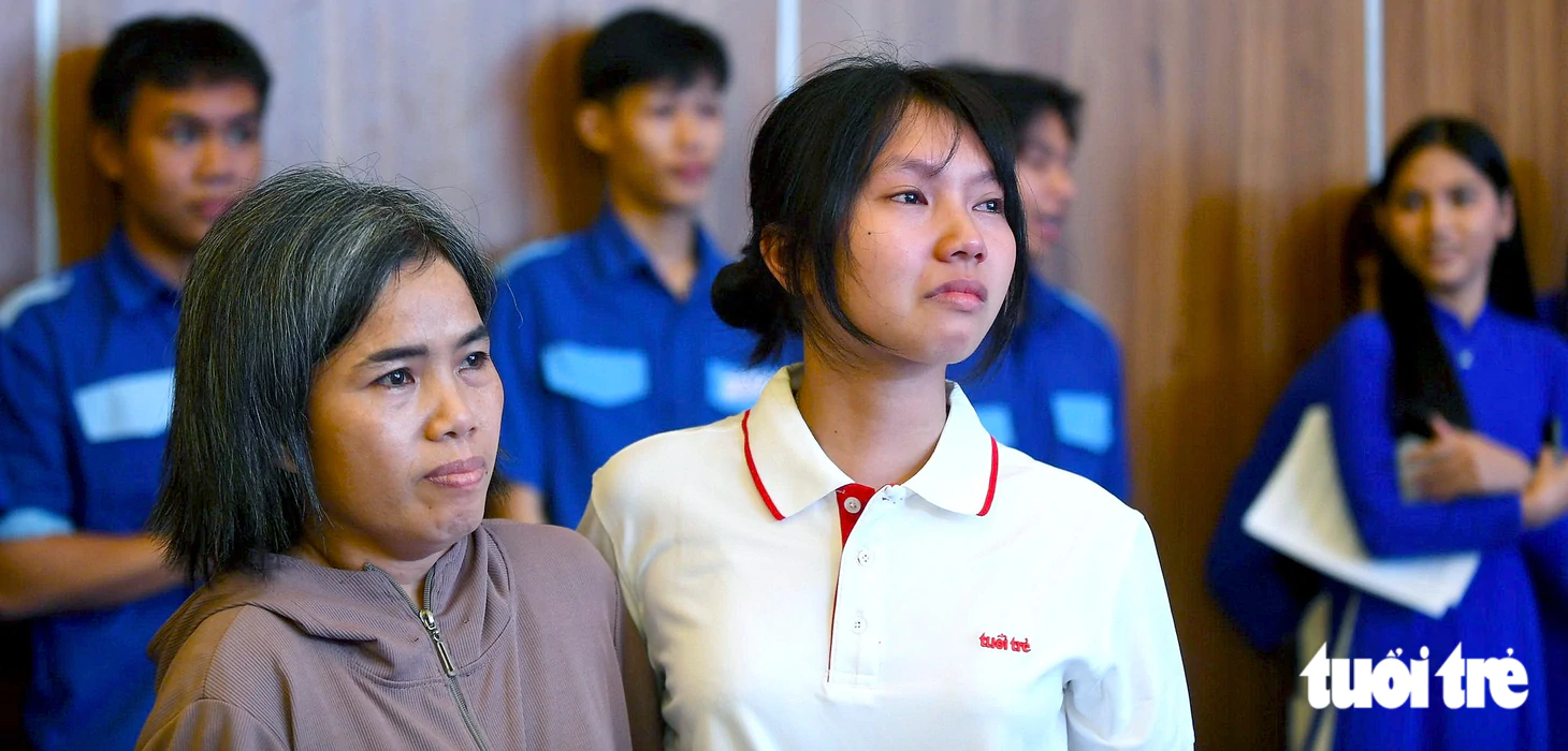 Nữ SV ĐH Nha Trang khóc òa khi mẹ lên sân khấu: ‘Cứ tưởng giờ này mẹ đi bán vé số, thương mẹ!’ - Ảnh 8.