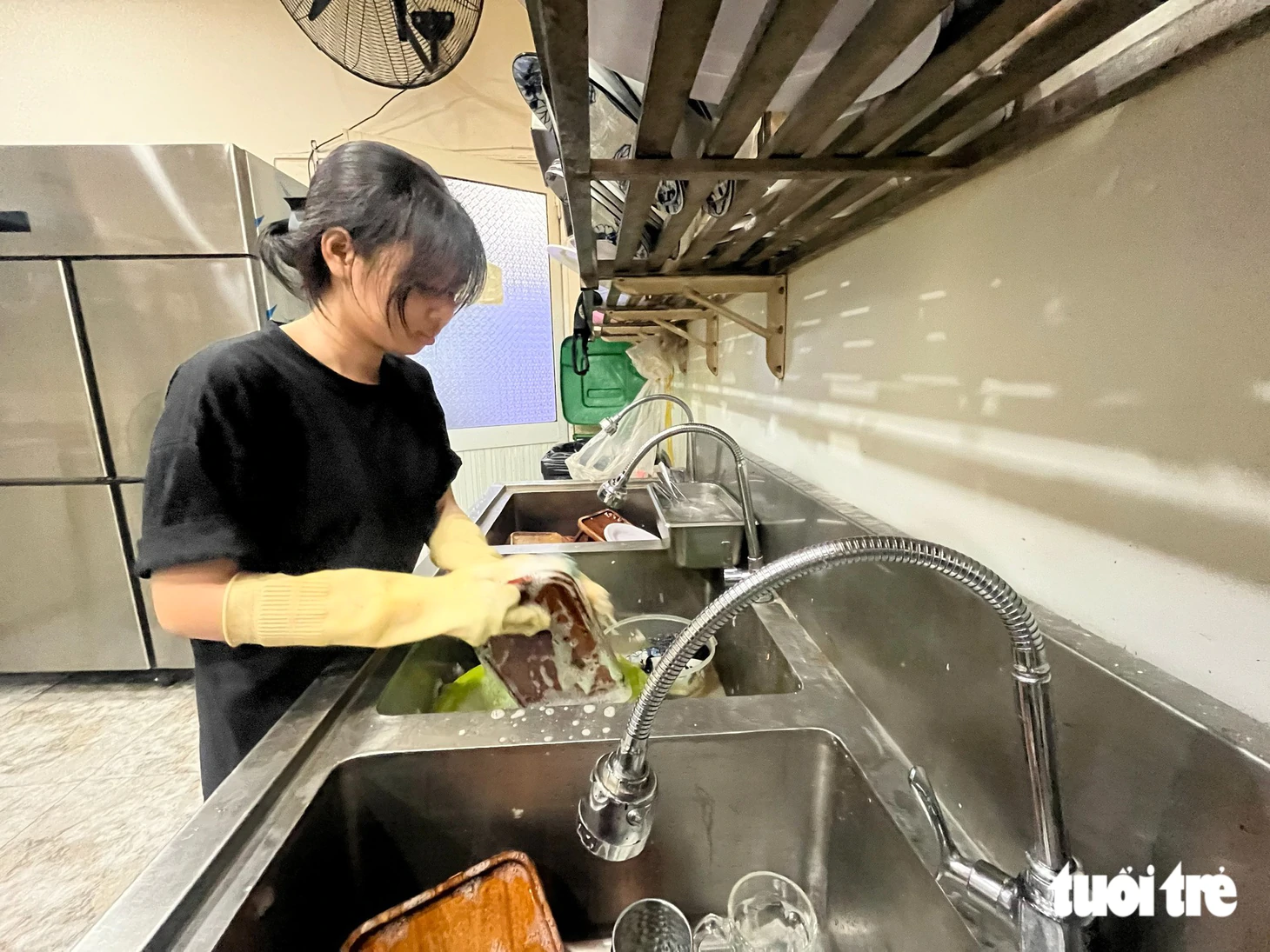 Nước mắt mồ côi của nữ sinh đêm đi rửa chén mướn - Ảnh 5.