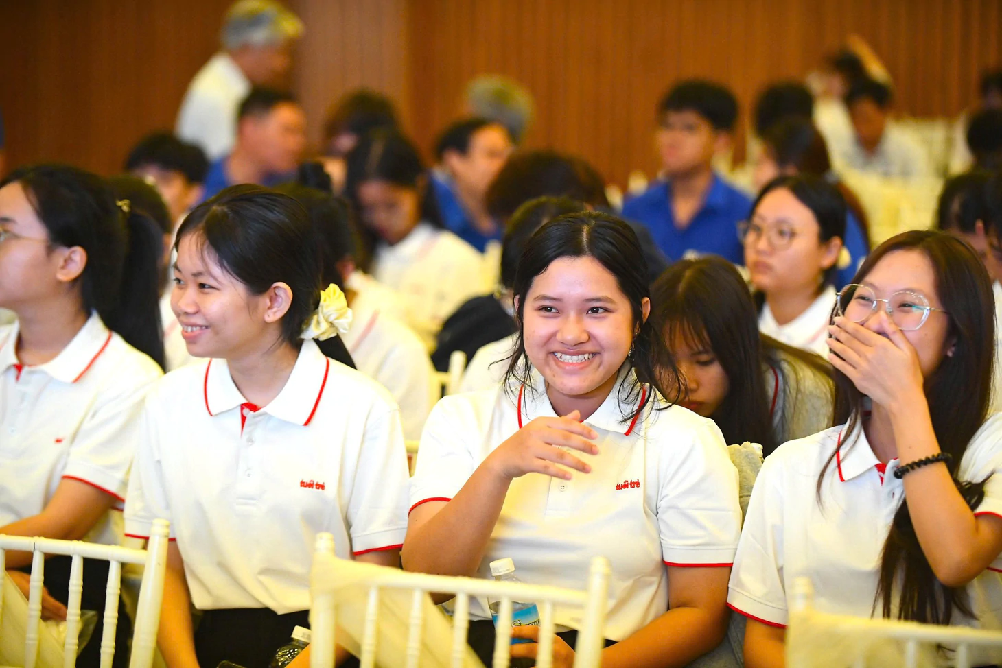 Nữ SV ĐH Nha Trang khóc òa khi mẹ lên sân khấu: ‘Cứ tưởng giờ này mẹ đi bán vé số, thương mẹ nhiều!’ - Ảnh 14.