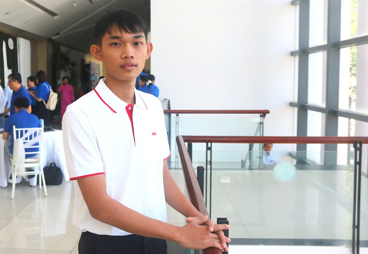Nữ SV ĐH Nha Trang khóc òa khi mẹ lên sân khấu: ‘Cứ tưởng giờ này mẹ đi bán vé số, thương mẹ nhiều!’ - Ảnh 11.