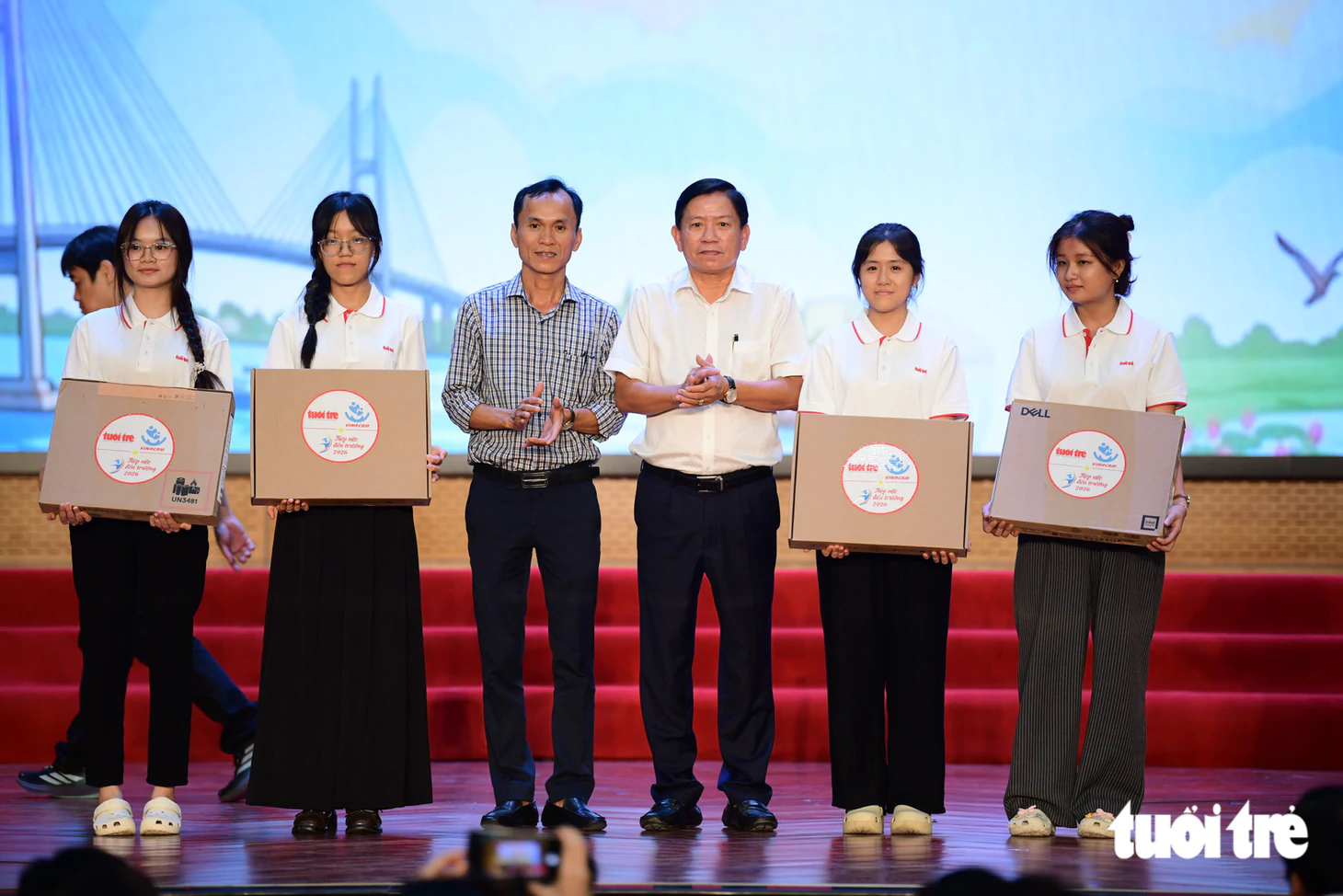 Nghẹn ngào chuyện hai nữ SV mồ côi cả cha mẹ, bươn chải để sống, HS giỏi tỉnh, đậu đại học 26,75 điểm - Ảnh 5.