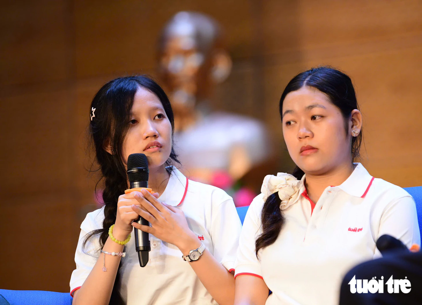 Nghẹn ngào chuyện hai nữ SV mồ côi cả cha mẹ, bươn chải để sống, HS giỏi tỉnh, đậu đại học 26,75 điểm - Ảnh 3.